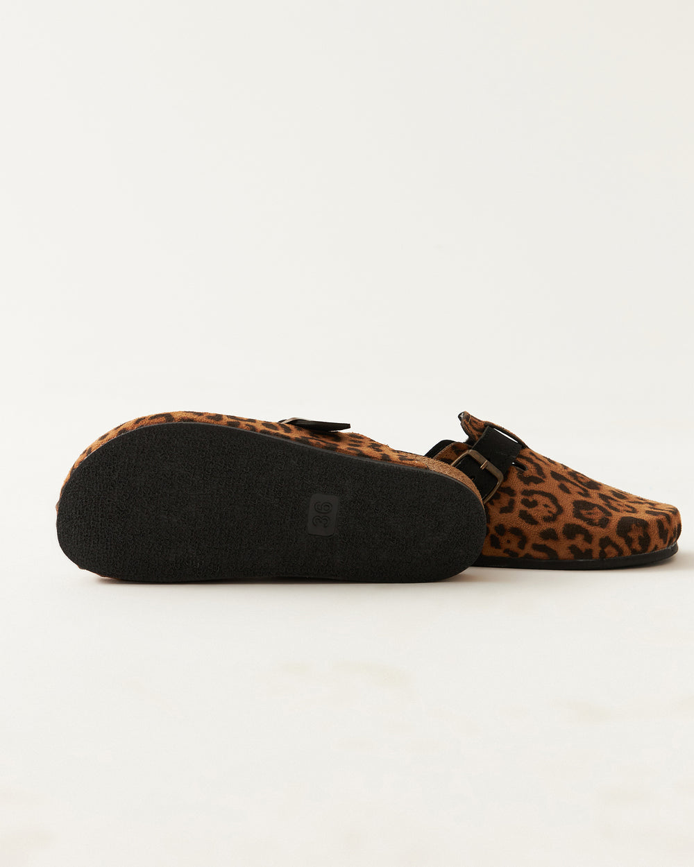 Kadın Tokalı Leopar Desenli Önü Kapalı Ev Terliği