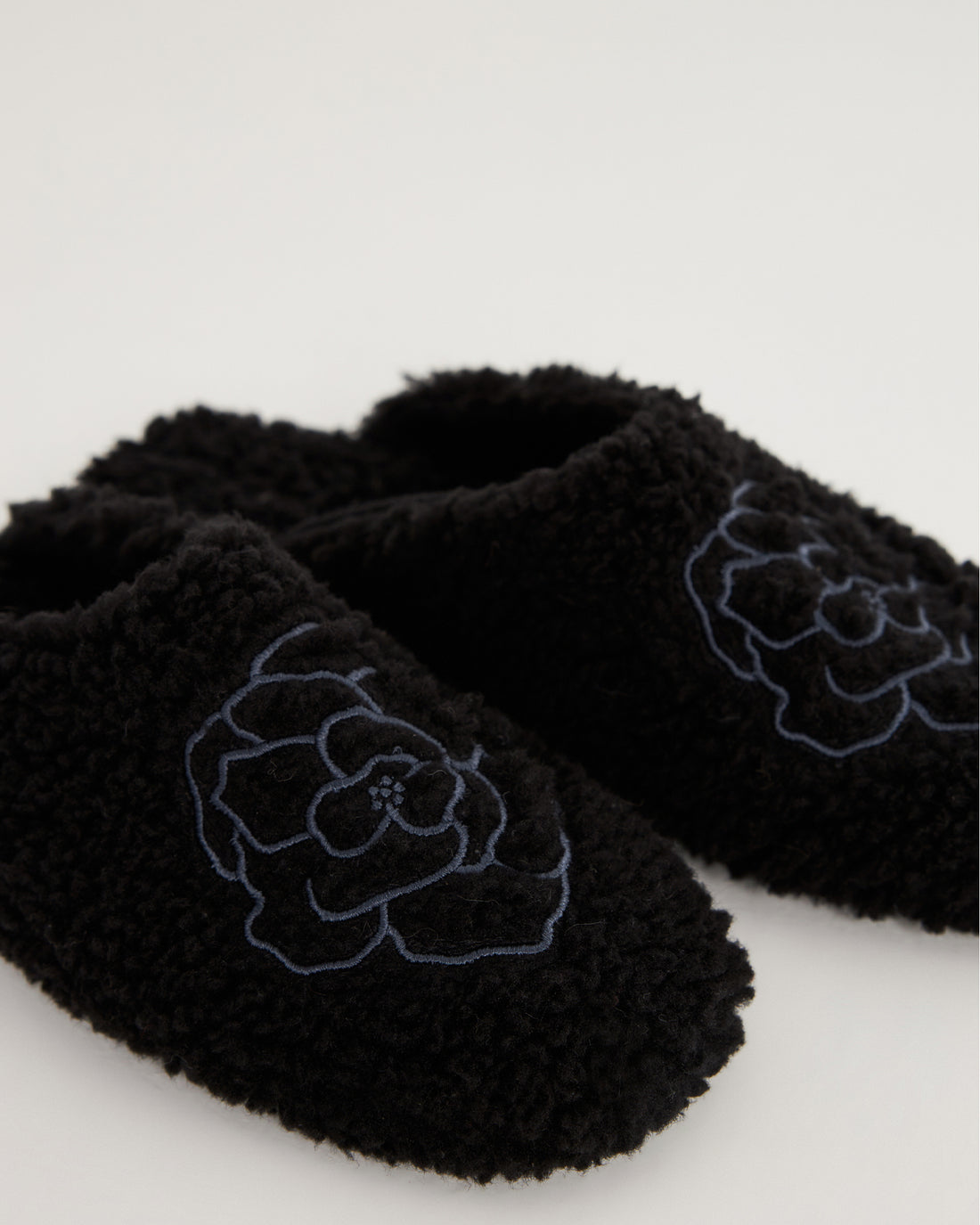 Kadın Kışlık Siyah Gül Desenli Ev Terliği