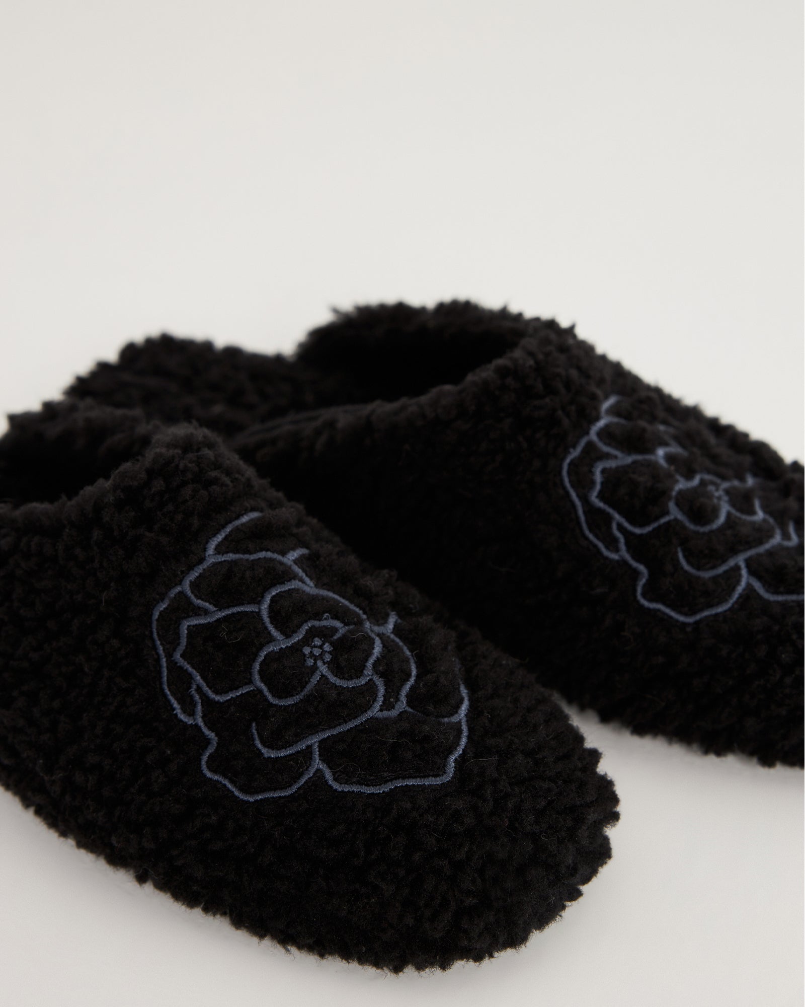 Kadın Kışlık Siyah Gül Desenli Ev Terliği