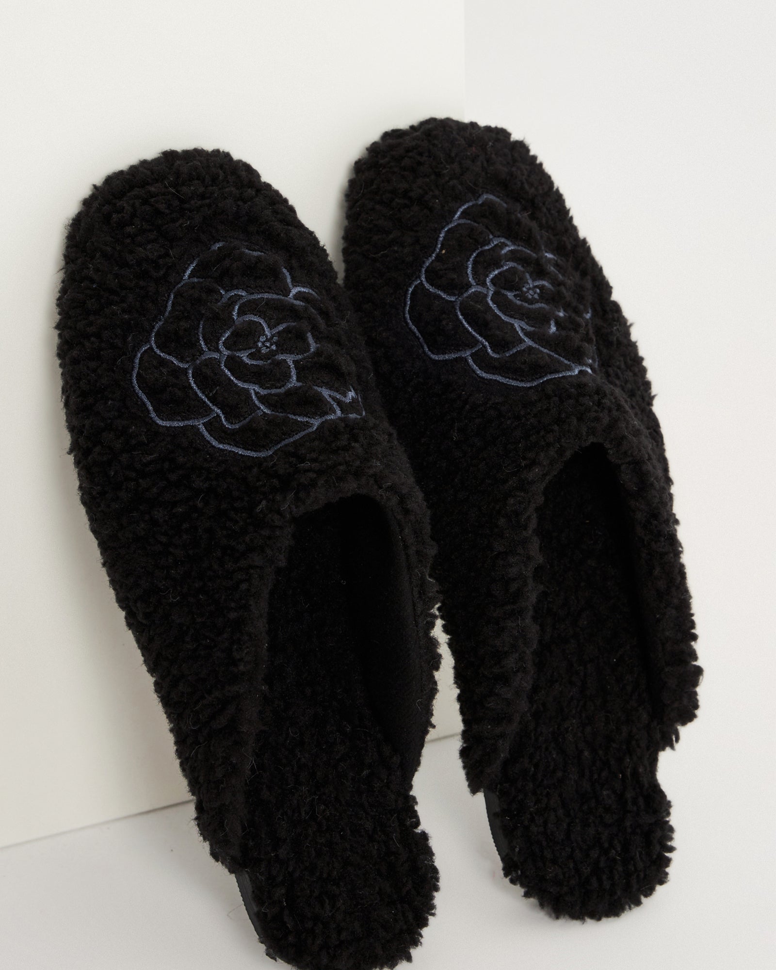 Kadın Kışlık Siyah Gül Desenli Ev Terliği