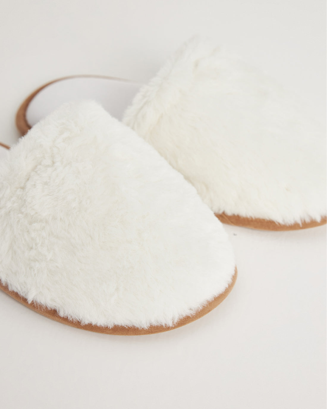 kadın ev terliği,kadın ev içi terlik,bayan ev terliği,kadın kışlık terlik,kadın yazlık terlik,evde giyilen kadın terlikleri,kadın konforlu terlik,rahat kadın ev terliği,kaymaz taban kadın terlik,kapalı kadın ev terliği