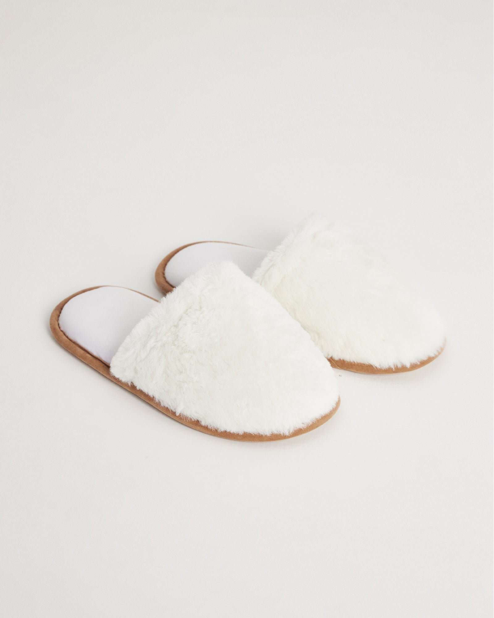 kadın ev terliği,kadın ev içi terlik,bayan ev terliği,kadın kışlık terlik,kadın yazlık terlik,evde giyilen kadın terlikleri,kadın konforlu terlik,rahat kadın ev terliği,kaymaz taban kadın terlik,kapalı kadın ev terliği