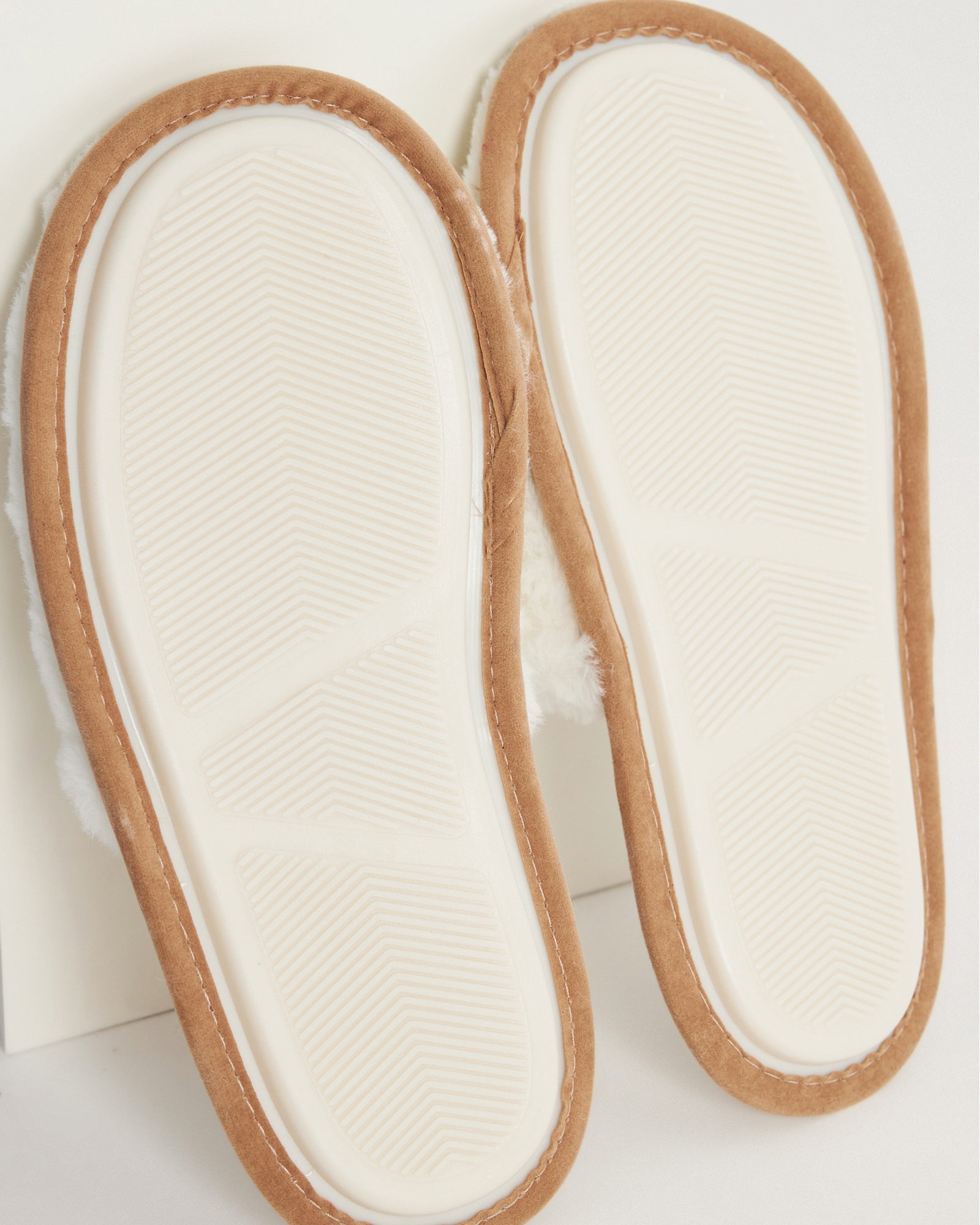 kadın ev terliği,kadın ev içi terlik,bayan ev terliği,kadın kışlık terlik,kadın yazlık terlik,evde giyilen kadın terlikleri,kadın konforlu terlik,rahat kadın ev terliği,kaymaz taban kadın terlik,kapalı kadın ev terliği