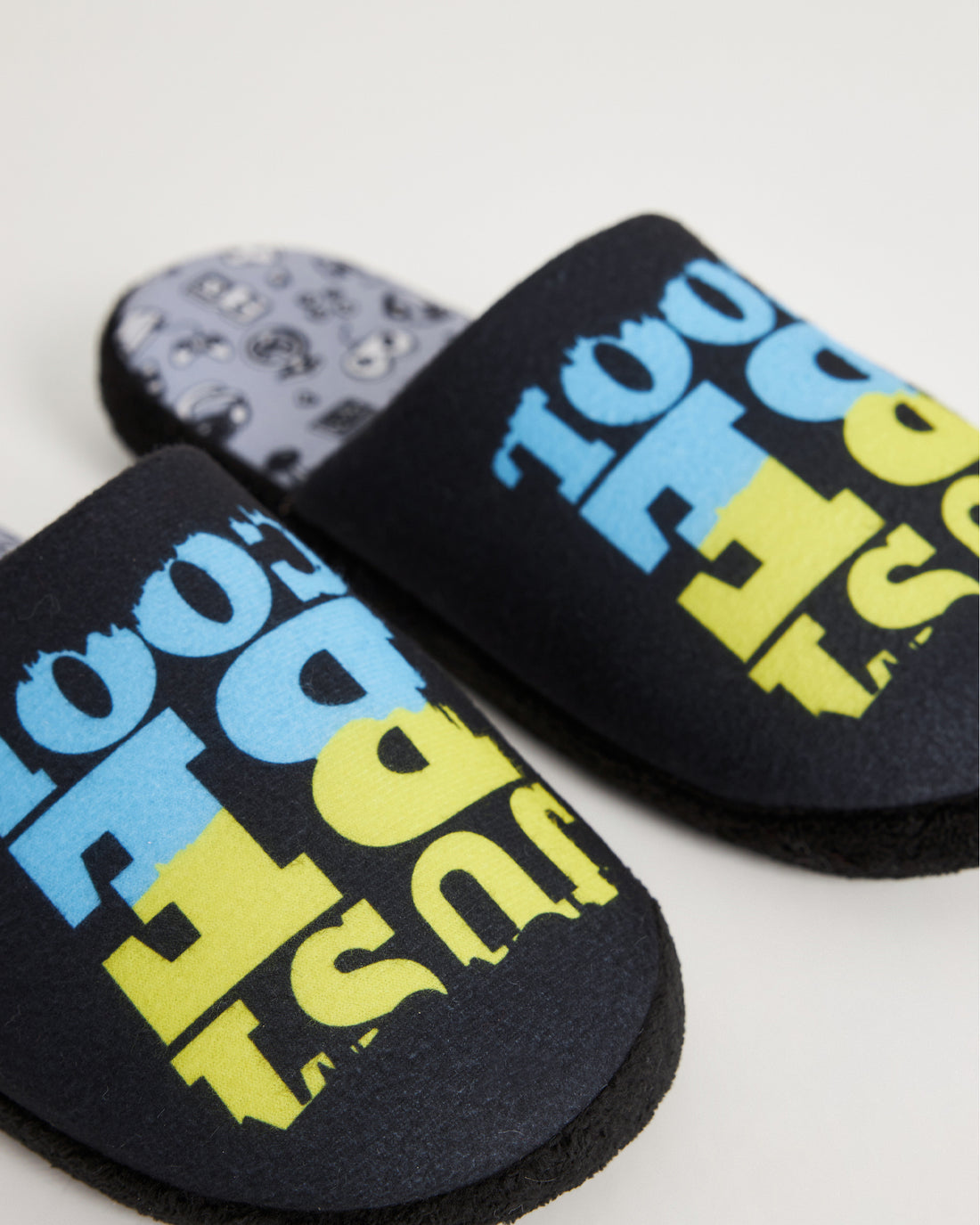 erkek ev terliği,erkek ev içi terlik,erkek ev terliği modelleri,erkek kışlık terlik,erkek yazlık ev terliği,erkek ev terliği fiyatları,evde giyilen erkek terlikleri,rahat erkek ev terliği,konforlu erkek ev terliği