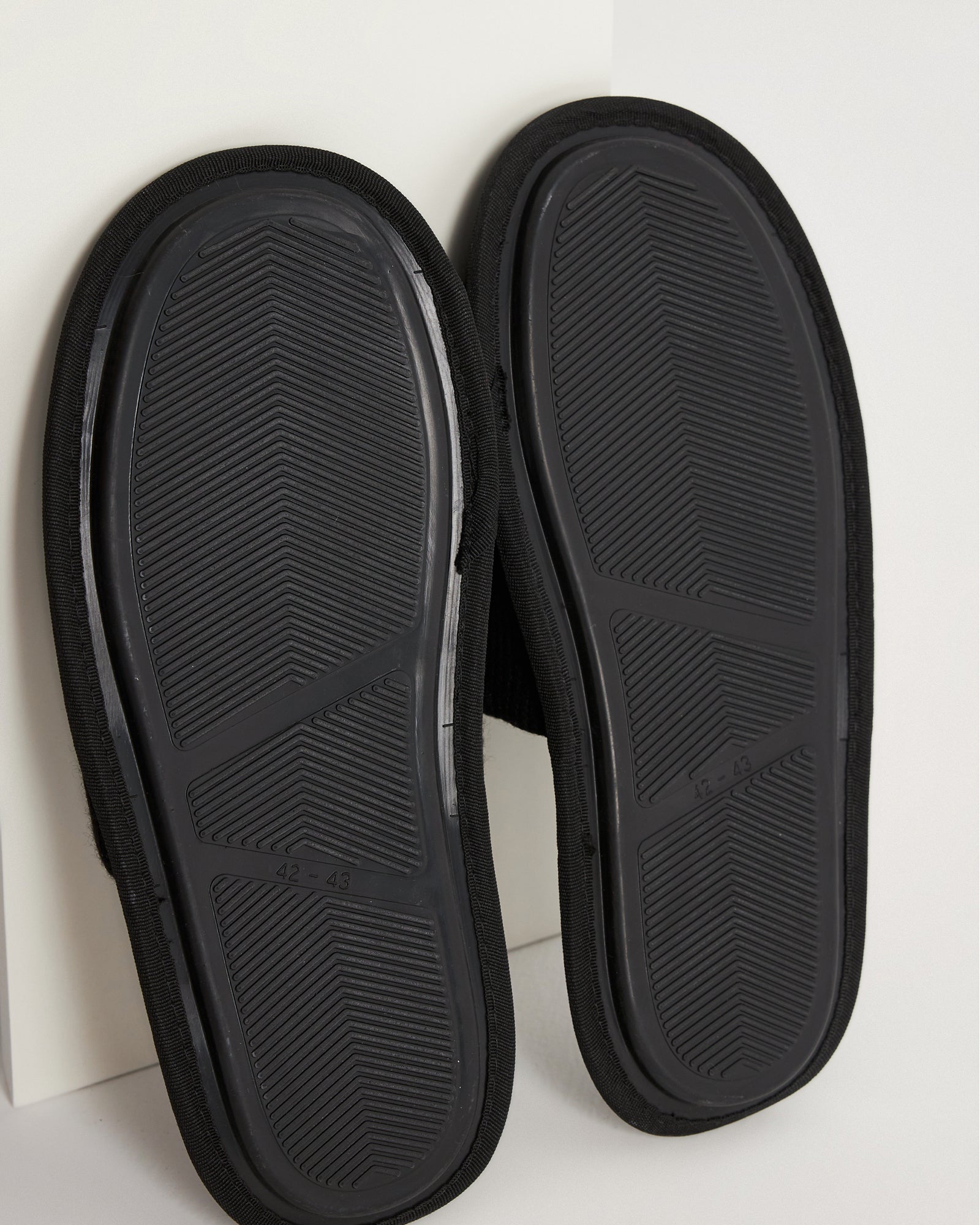 erkek ev terliği,erkek ev içi terlik,erkek ev terliği modelleri,erkek kışlık terlik,erkek yazlık ev terliği,erkek ev terliği fiyatları,evde giyilen erkek terlikleri,rahat erkek ev terliği,konforlu erkek ev terliği