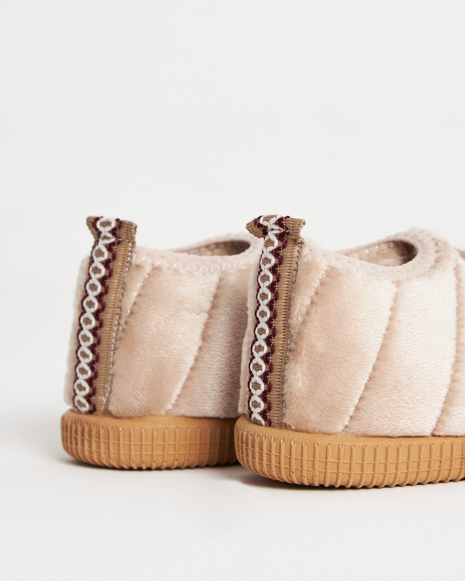 Çocuk ve Bebek Kışlık Kaymaz Rahat Tabanlı Etnik Tasarımlı Ev & Kreş Ayakkabısı