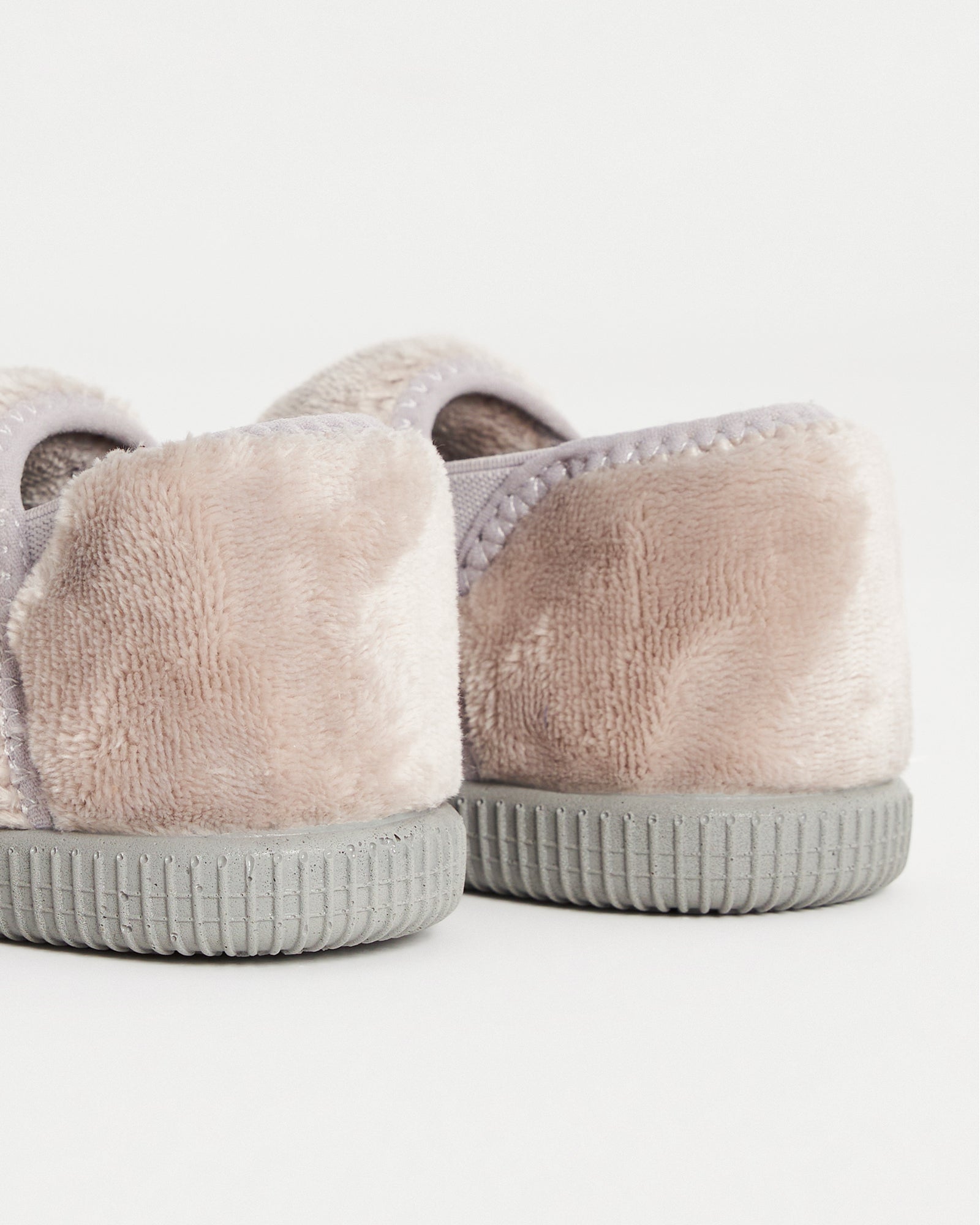 çocuk ev içi ayakkabı,çocuk ev ayakkabısı,kız çocuk ev ayakkabısı,erkek çocuk ev ayakkabısı,çocuk ev ayakkabısı modelleri,çocuk ev içi ayakkabı çeşitleri,rahat çocuk ev ayakkabısı,konforlu çocuk ev içi ayakkabı,evde giyilen çocuk ayakkabısı