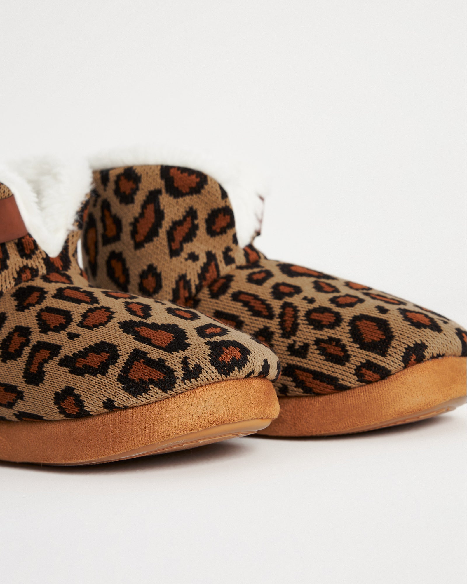 kadın panduf,kadın ev içi panduf,bayan panduf,kadın kışlık panduf,ev için kadın panduf,kadın panduf modelleri,yumuşak kadın panduf,sıcak tutan kadın panduf,kadın ev pandufu,peluş kadın panduf