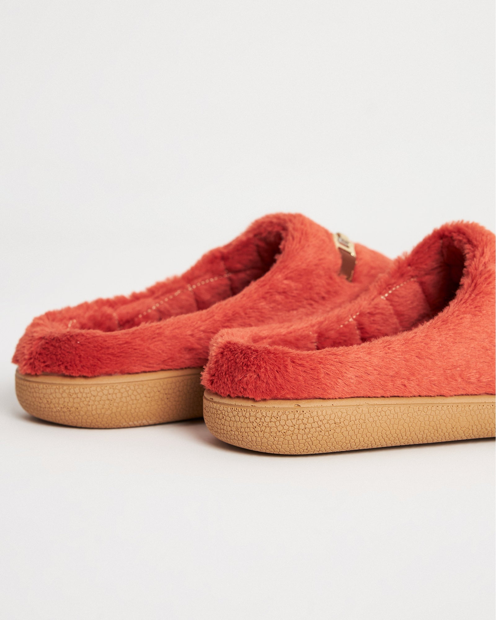 Kadın Kırmızı Peluş Metal Toka Detaylı Ev İçi Ayakkabı