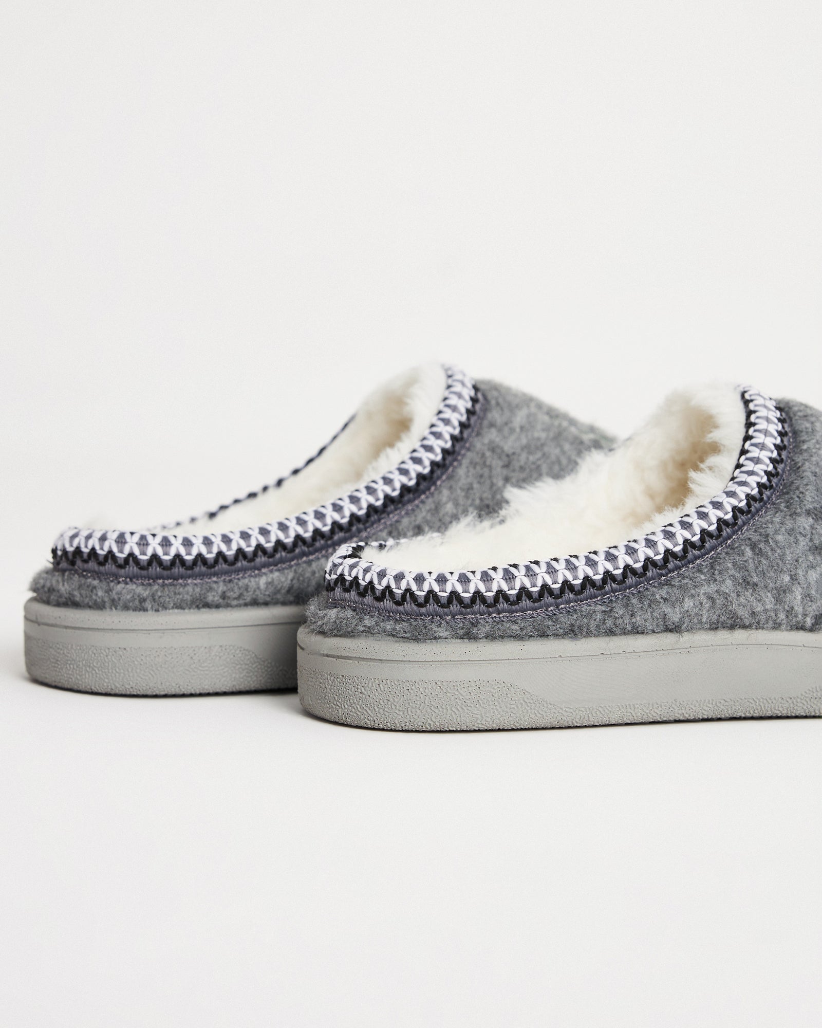 Kadın Kışlık Ev Nakış Desenli Gri Ev İçi Ayakkabı