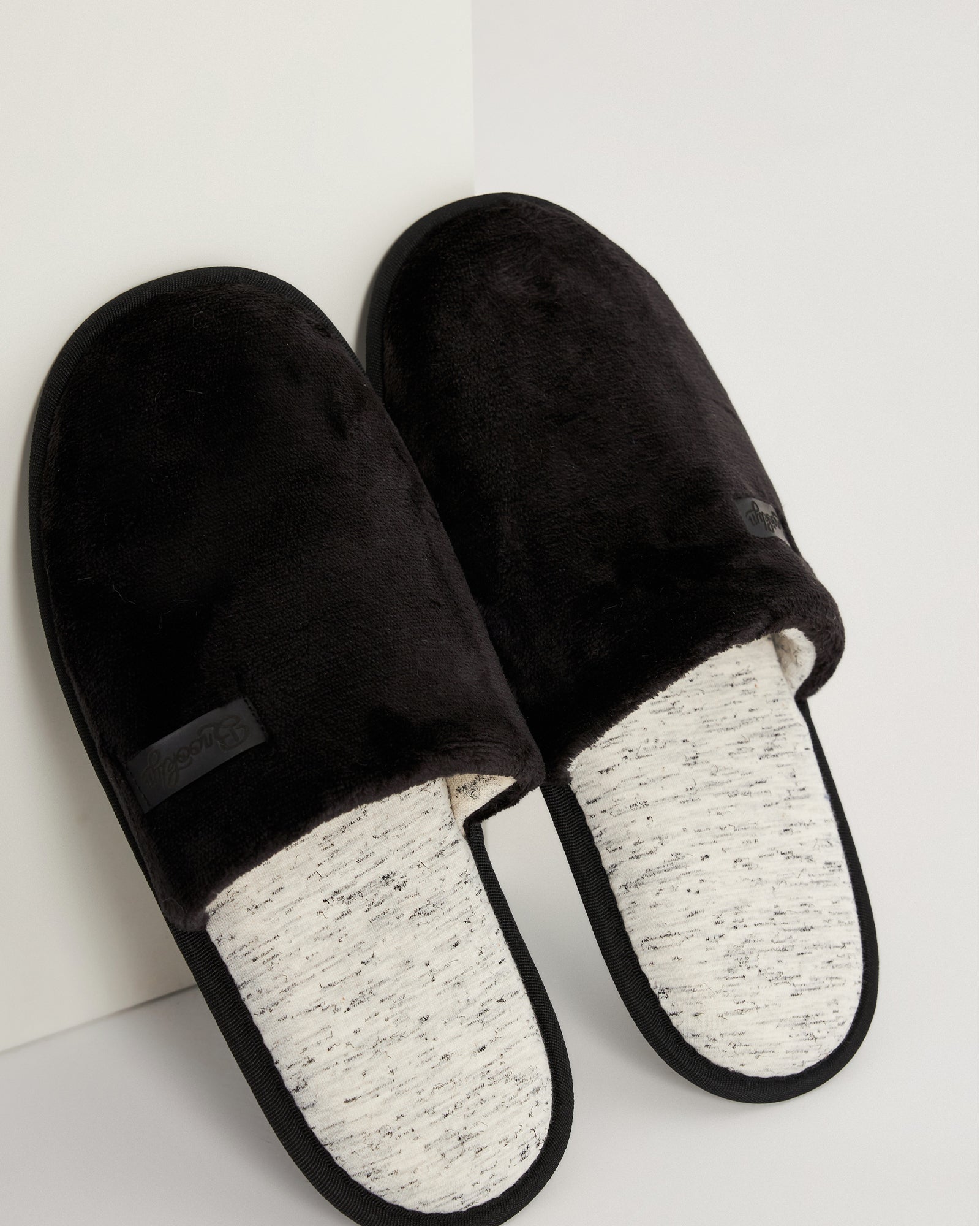 erkek ev terliği,erkek ev içi terlik,erkek ev terliği modelleri,erkek kışlık terlik,erkek yazlık ev terliği,erkek ev terliği fiyatları,evde giyilen erkek terlikleri,rahat erkek ev terliği,konforlu erkek ev terliği