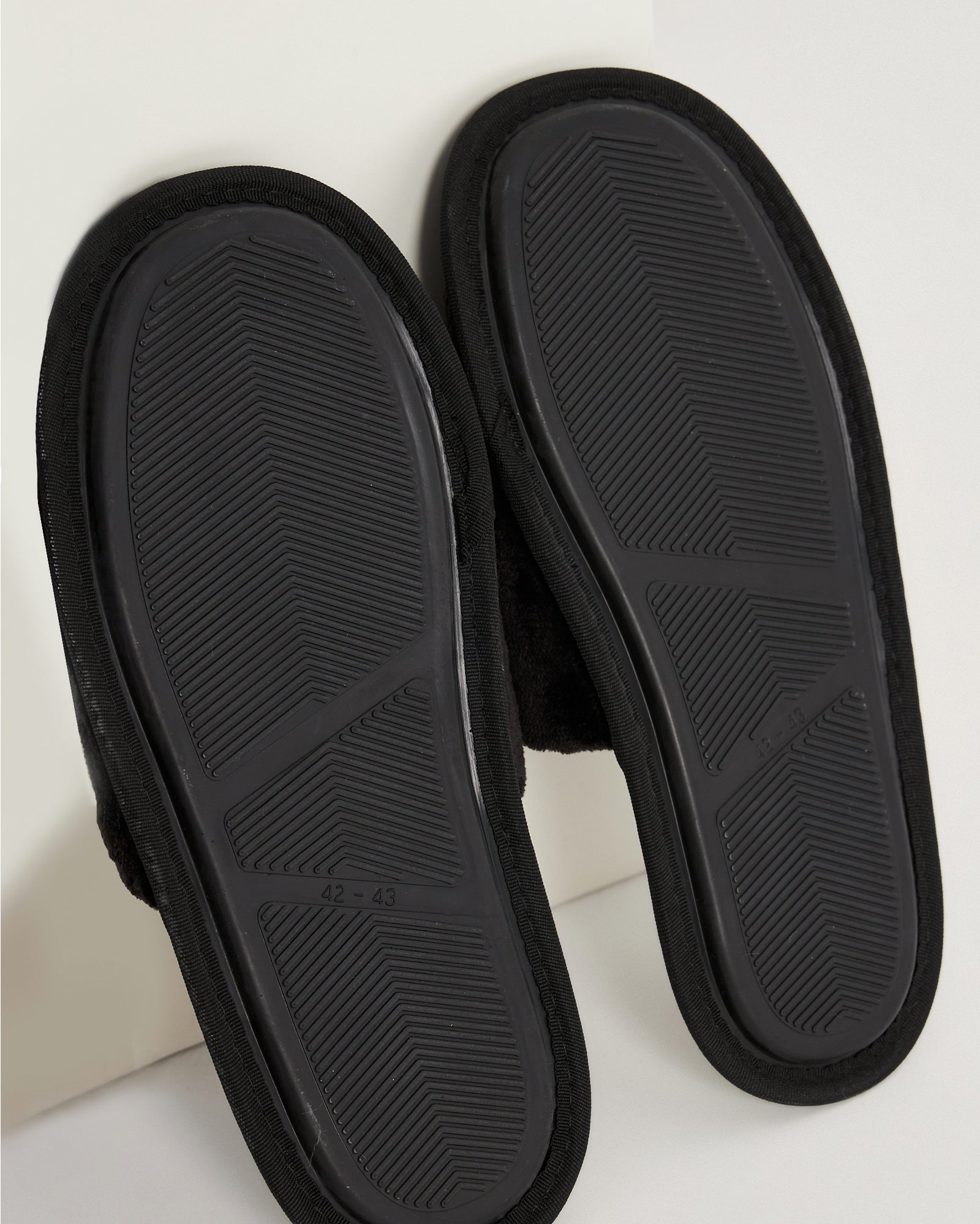 erkek ev terliği,erkek ev içi terlik,erkek ev terliği modelleri,erkek kışlık terlik,erkek yazlık ev terliği,erkek ev terliği fiyatları,evde giyilen erkek terlikleri,rahat erkek ev terliği,konforlu erkek ev terliği