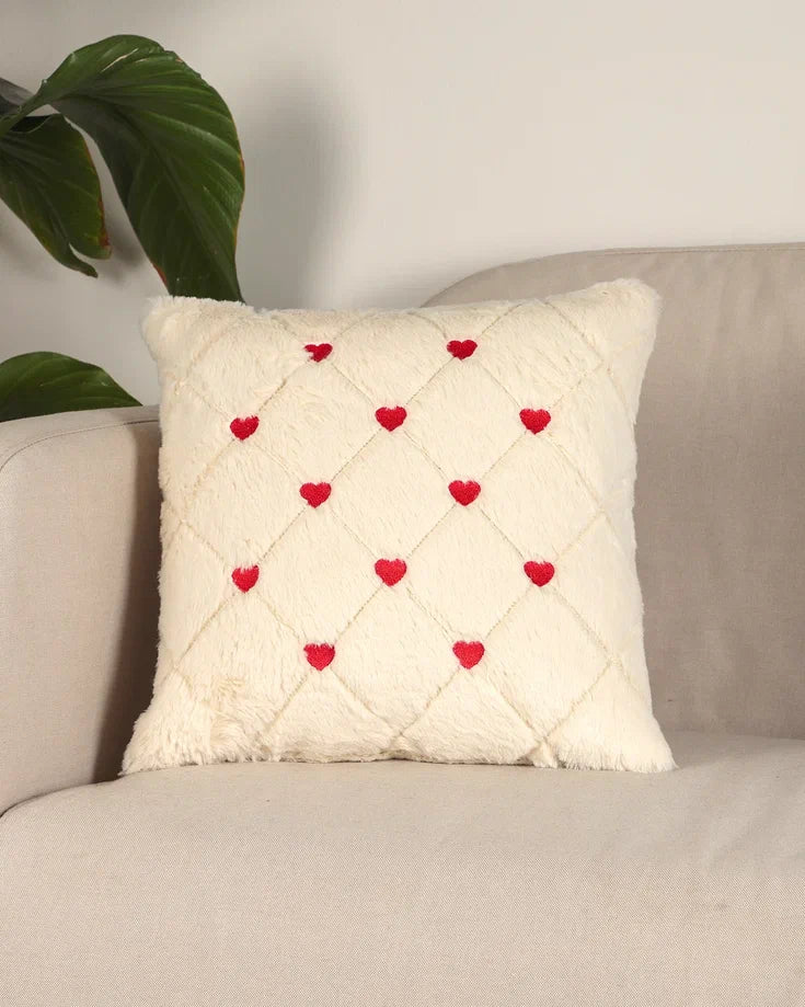 Kalp Nakışlı Dekoratif Kırlent