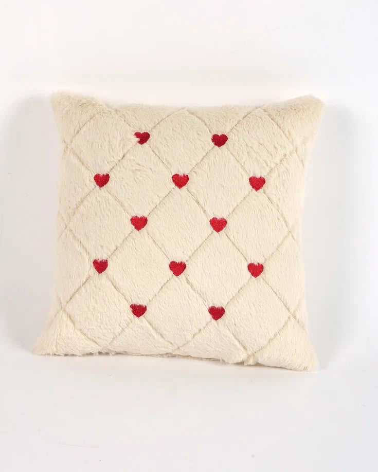 Kalp Nakışlı Dekoratif Kırlent