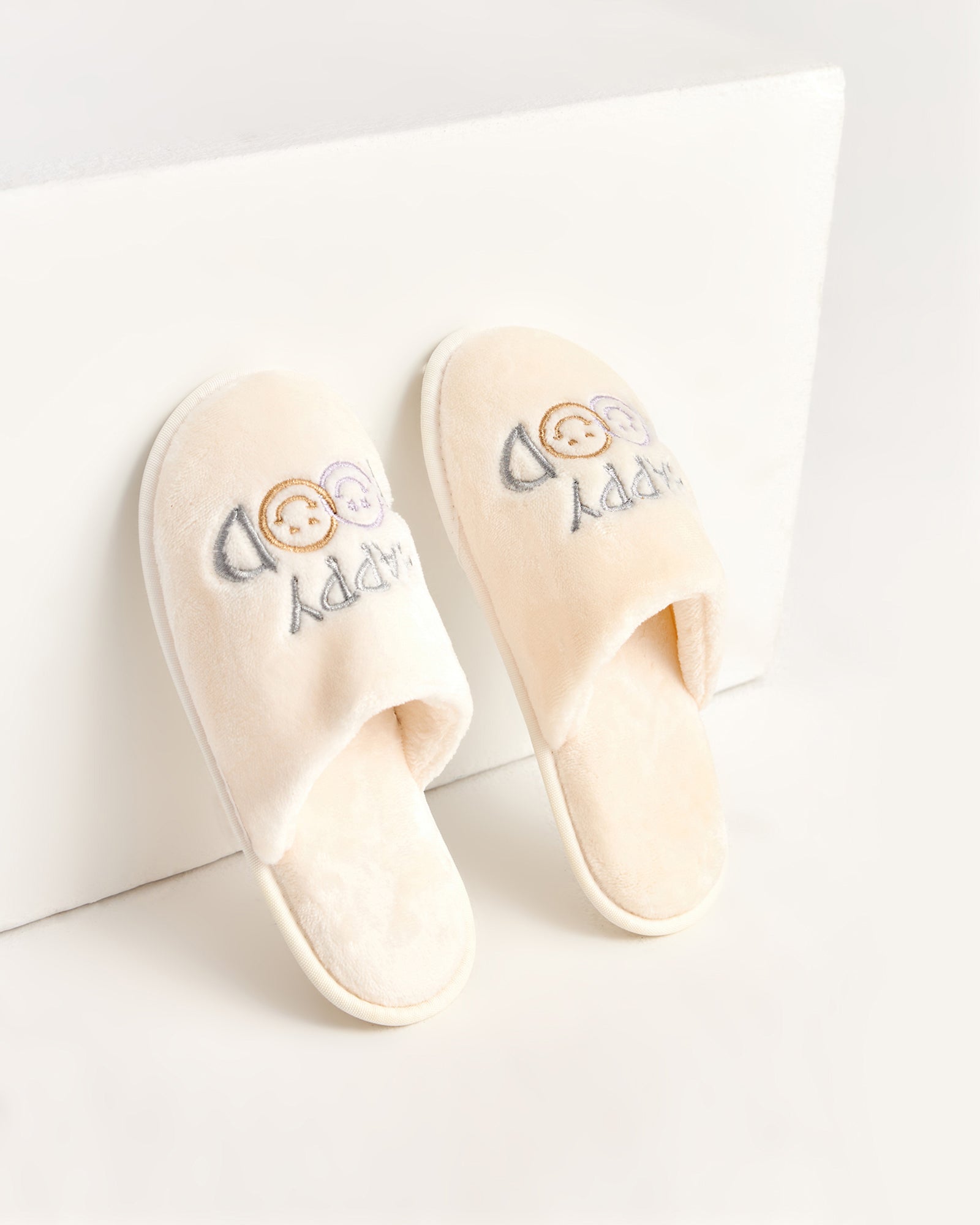 kadın ev terliği,kadın ev içi terlik,bayan ev terliği,kadın kışlık terlik,kadın yazlık terlik,evde giyilen kadın terlikleri,kadın konforlu terlik,rahat kadın ev terliği,kaymaz taban kadın terlik,kapalı kadın ev terliği