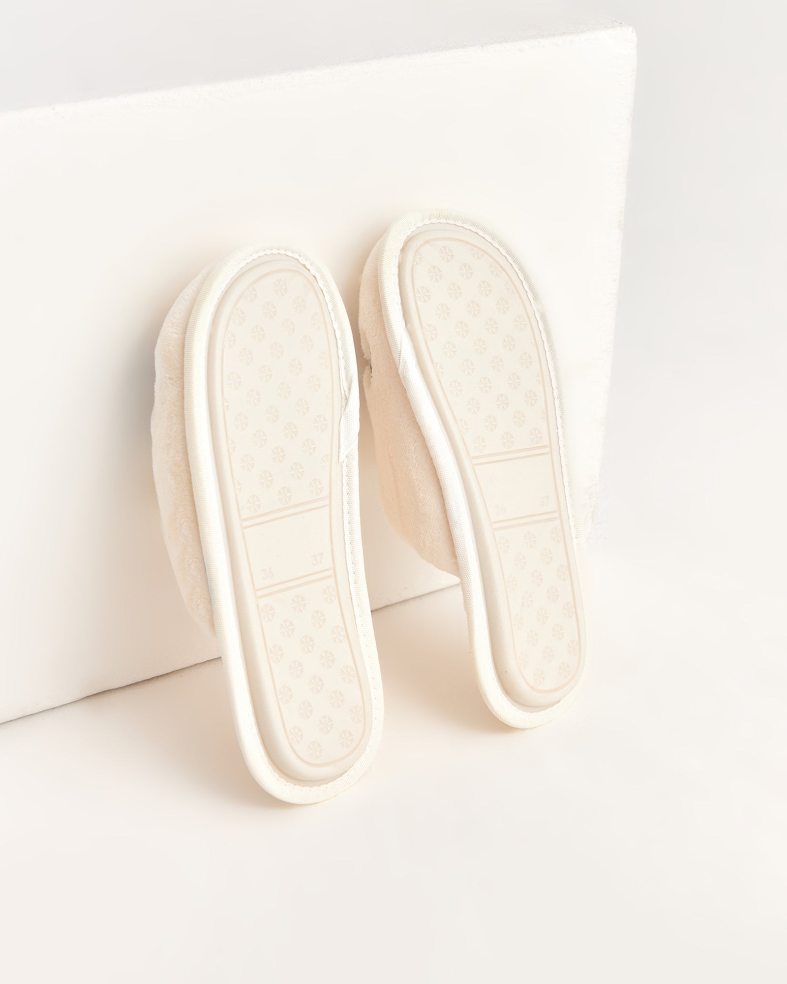 kadın ev terliği,kadın ev içi terlik,bayan ev terliği,kadın kışlık terlik,kadın yazlık terlik,evde giyilen kadın terlikleri,kadın konforlu terlik,rahat kadın ev terliği,kaymaz taban kadın terlik,kapalı kadın ev terliği