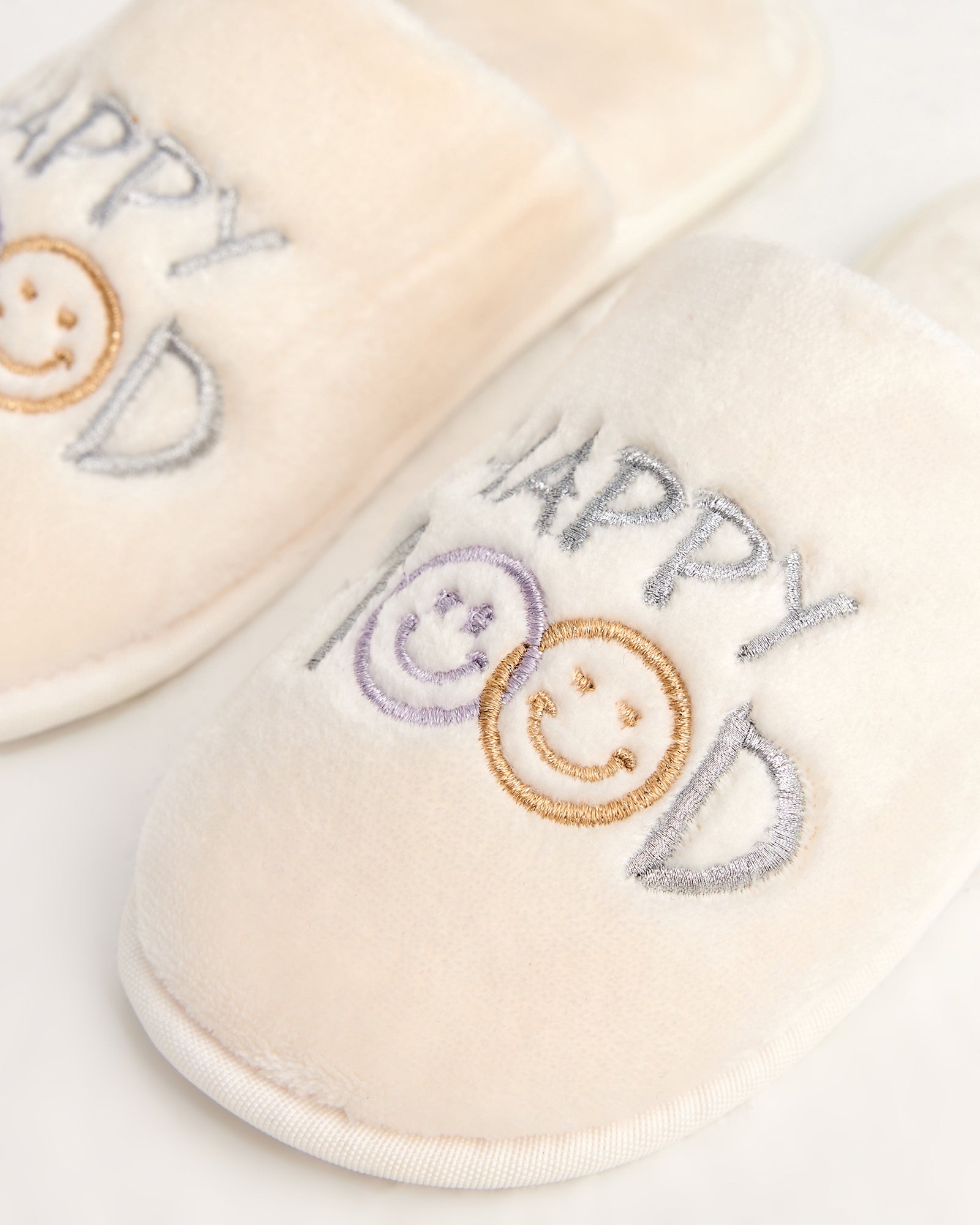 kadın ev terliği,kadın ev içi terlik,bayan ev terliği,kadın kışlık terlik,kadın yazlık terlik,evde giyilen kadın terlikleri,kadın konforlu terlik,rahat kadın ev terliği,kaymaz taban kadın terlik,kapalı kadın ev terliği