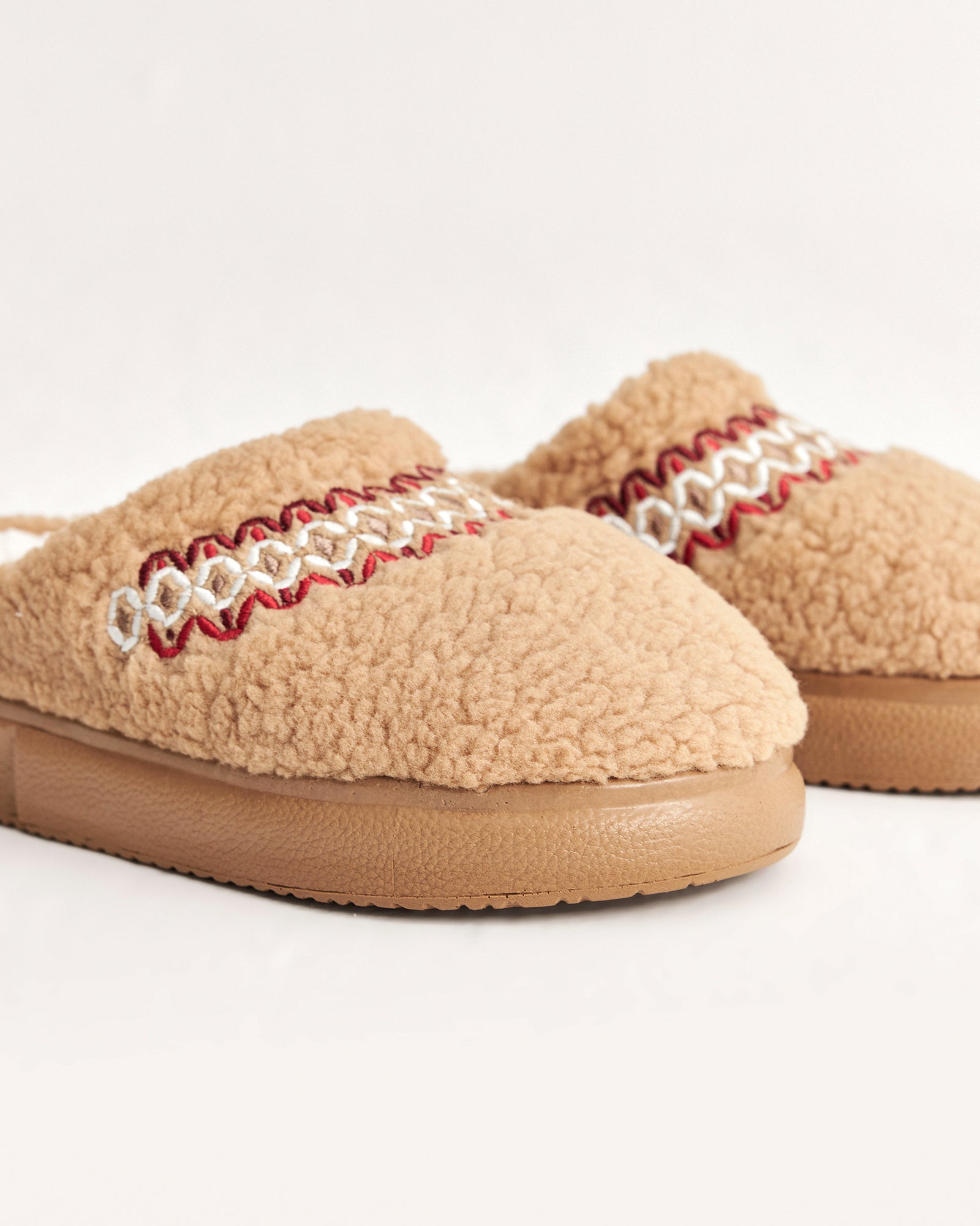 kadın ev terliği,kadın ev içi terlik,bayan ev terliği,kadın kışlık terlik,kadın yazlık terlik,evde giyilen kadın terlikleri,kadın konforlu terlik,rahat kadın ev terliği,kaymaz taban kadın terlik,kapalı kadın ev terliği