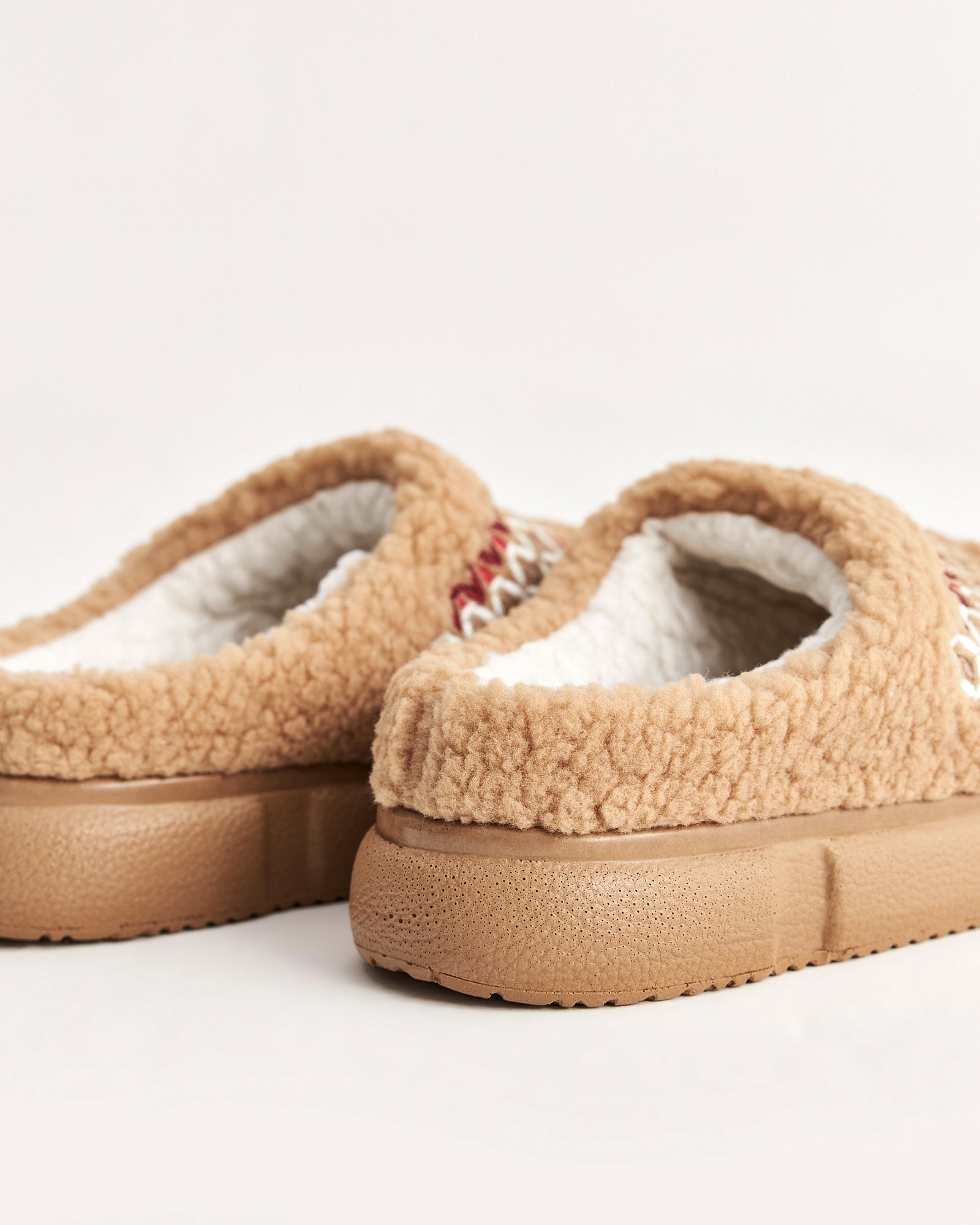 kadın ev terliği,kadın ev içi terlik,bayan ev terliği,kadın kışlık terlik,kadın yazlık terlik,evde giyilen kadın terlikleri,kadın konforlu terlik,rahat kadın ev terliği,kaymaz taban kadın terlik,kapalı kadın ev terliği