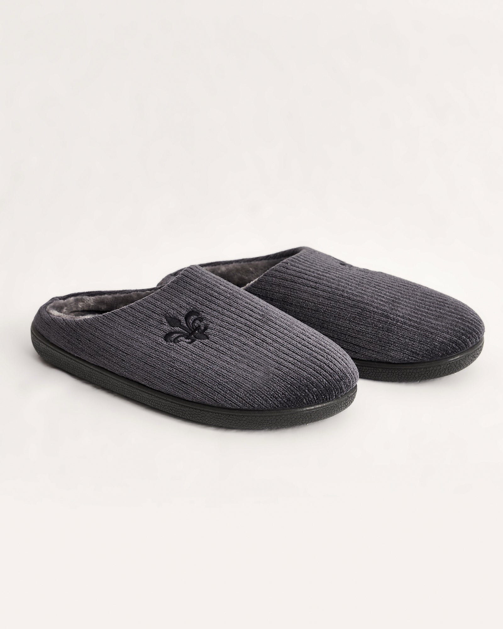 erkek ev terliği,erkek ev içi terlik,erkek ev terliği modelleri,erkek kışlık terlik,erkek yazlık ev terliği,erkek ev terliği fiyatları,evde giyilen erkek terlikleri,rahat erkek ev terliği,konforlu erkek ev terliği