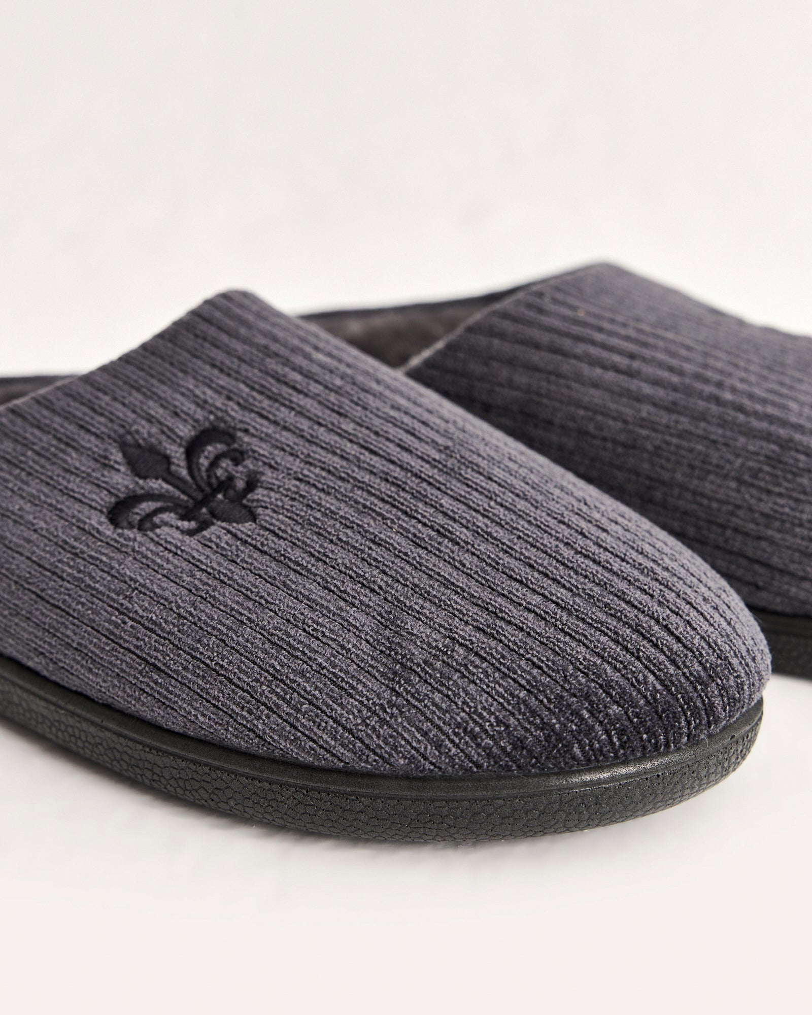 erkek ev terliği,erkek ev içi terlik,erkek ev terliği modelleri,erkek kışlık terlik,erkek yazlık ev terliği,erkek ev terliği fiyatları,evde giyilen erkek terlikleri,rahat erkek ev terliği,konforlu erkek ev terliği