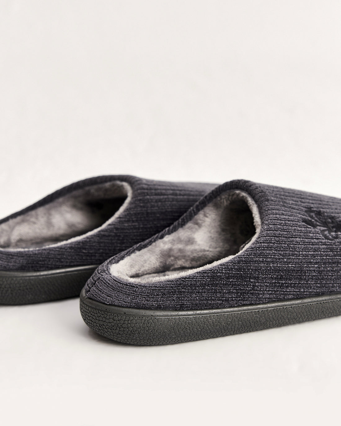 erkek ev terliği,erkek ev içi terlik,erkek ev terliği modelleri,erkek kışlık terlik,erkek yazlık ev terliği,erkek ev terliği fiyatları,evde giyilen erkek terlikleri,rahat erkek ev terliği,konforlu erkek ev terliği