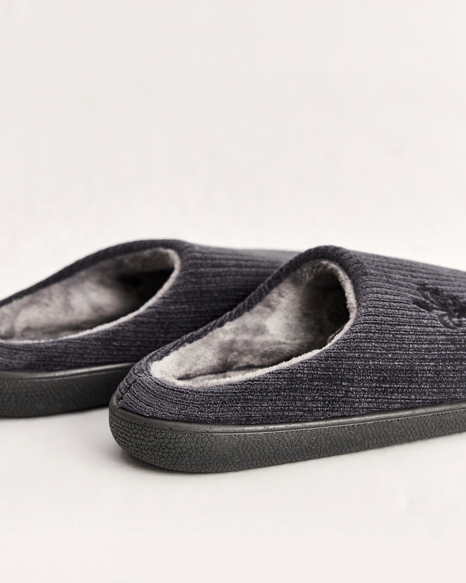 erkek ev terliği,erkek ev içi terlik,erkek ev terliği modelleri,erkek kışlık terlik,erkek yazlık ev terliği,erkek ev terliği fiyatları,evde giyilen erkek terlikleri,rahat erkek ev terliği,konforlu erkek ev terliği