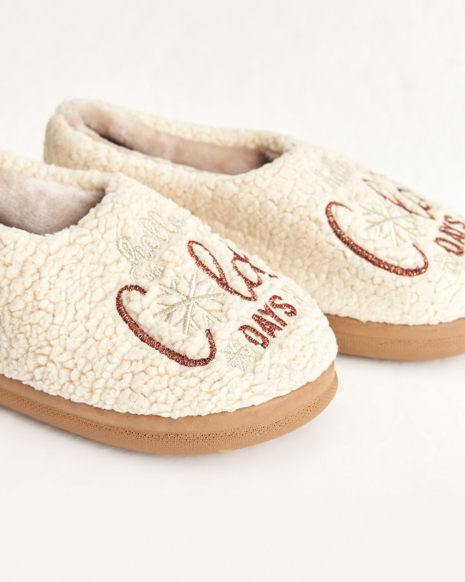 kadın ev içi ayakkabı,bayan ev içi ayakkabı,kadın ev ayakkabısı,kadın iç mekan ayakkabısı,kadın ev ayakkabı modelleri,rahat kadın ev içi ayakkabı,ortopedik ev içi ayakkabı kadın,yumuşak tabanlı kadın ev ayakkabısı,kapalı kadın ev içi ayakkabı,kadın ev ayakkabısı kışlık