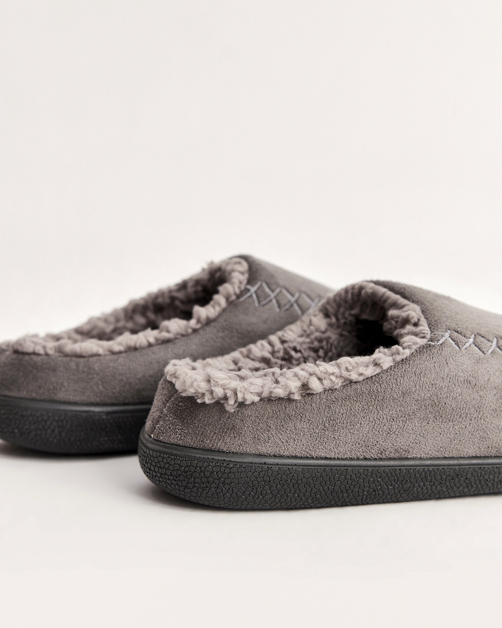 erkek ev terliği,erkek ev içi terlik,erkek ev terliği modelleri,erkek kışlık terlik,erkek yazlık ev terliği,erkek ev terliği fiyatları,evde giyilen erkek terlikleri,rahat erkek ev terliği,konforlu erkek ev terliği