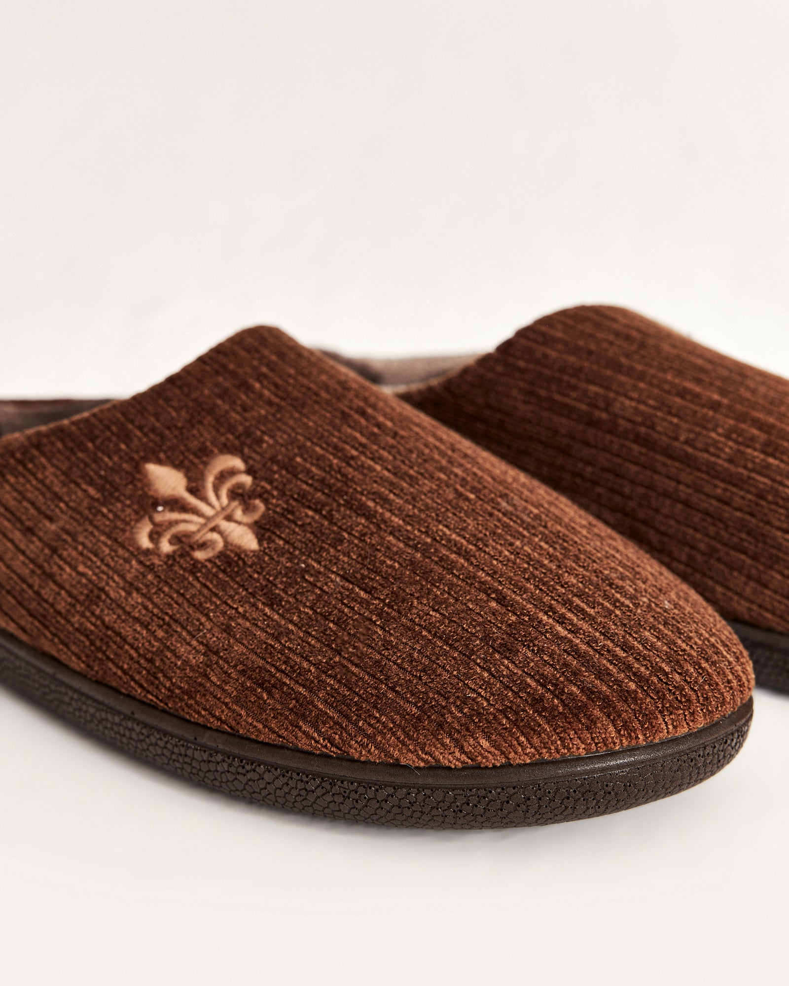 erkek ev terliği,erkek ev içi terlik,erkek ev terliği modelleri,erkek kışlık terlik,erkek yazlık ev terliği,erkek ev terliği fiyatları,evde giyilen erkek terlikleri,rahat erkek ev terliği,konforlu erkek ev terliği