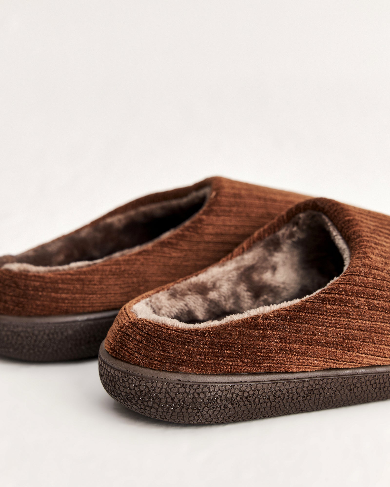 erkek ev terliği,erkek ev içi terlik,erkek ev terliği modelleri,erkek kışlık terlik,erkek yazlık ev terliği,erkek ev terliği fiyatları,evde giyilen erkek terlikleri,rahat erkek ev terliği,konforlu erkek ev terliği