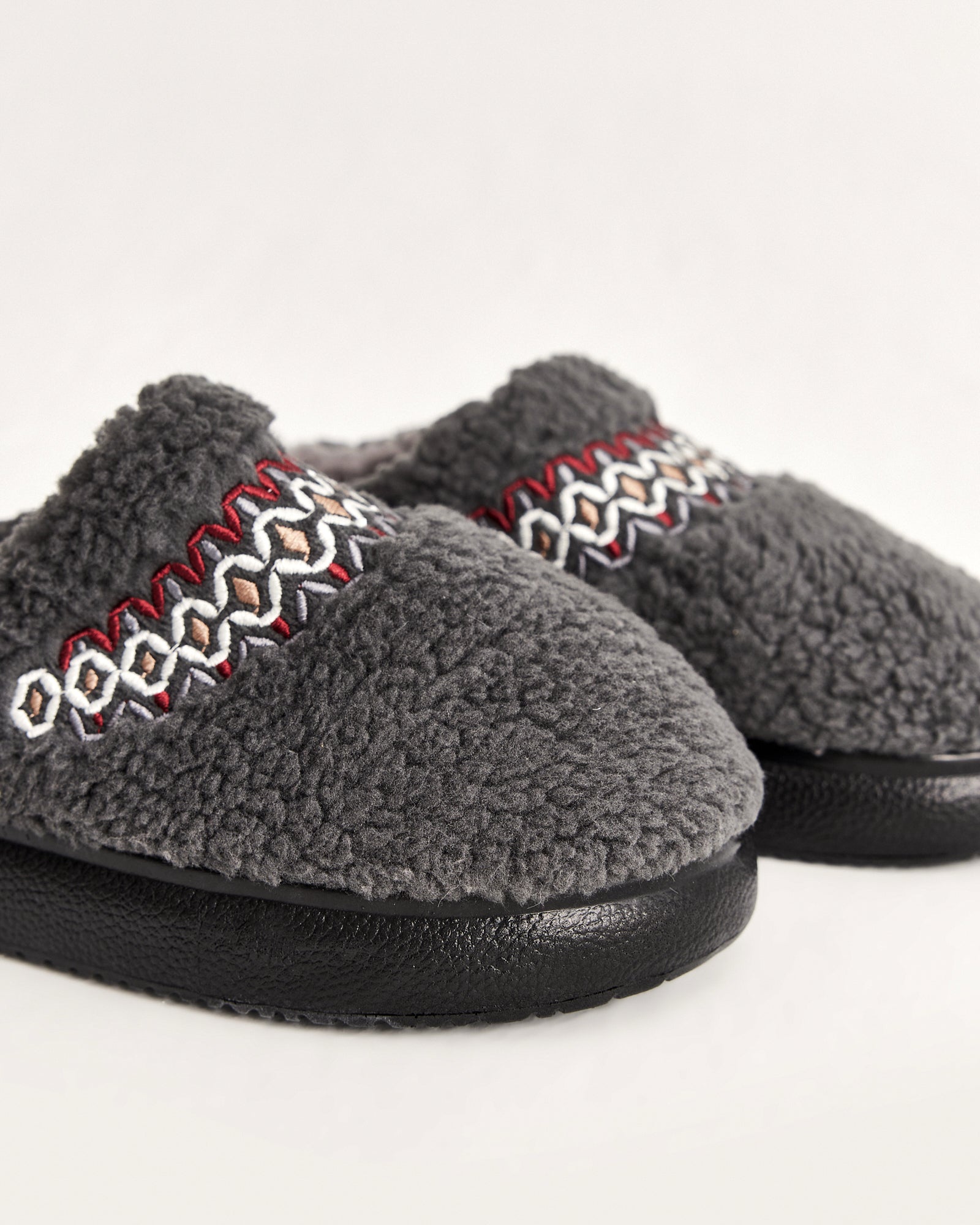 kadın ev terliği,kadın ev içi terlik,bayan ev terliği,kadın kışlık terlik,kadın yazlık terlik,evde giyilen kadın terlikleri,kadın konforlu terlik,rahat kadın ev terliği,kaymaz taban kadın terlik,kapalı kadın ev terliği