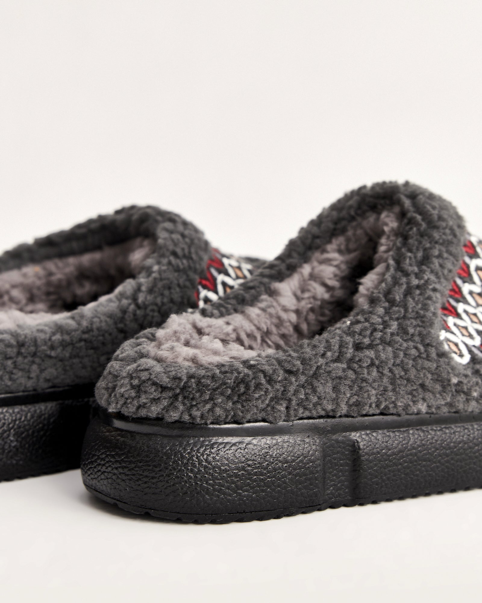 kadın ev terliği,kadın ev içi terlik,bayan ev terliği,kadın kışlık terlik,kadın yazlık terlik,evde giyilen kadın terlikleri,kadın konforlu terlik,rahat kadın ev terliği,kaymaz taban kadın terlik,kapalı kadın ev terliği