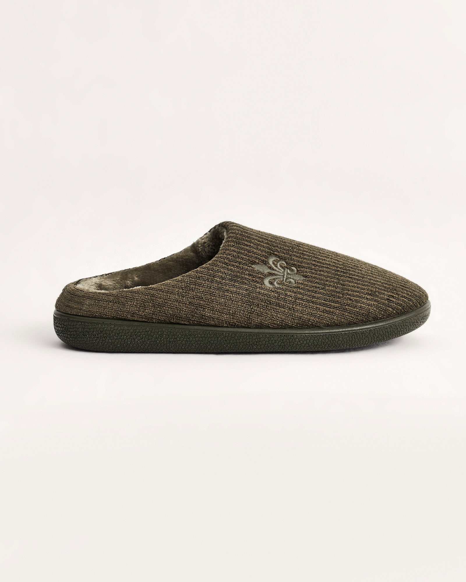 erkek ev terliği,erkek ev içi terlik,erkek ev terliği modelleri,erkek kışlık terlik,erkek yazlık ev terliği,erkek ev terliği fiyatları,evde giyilen erkek terlikleri,rahat erkek ev terliği,konforlu erkek ev terliği