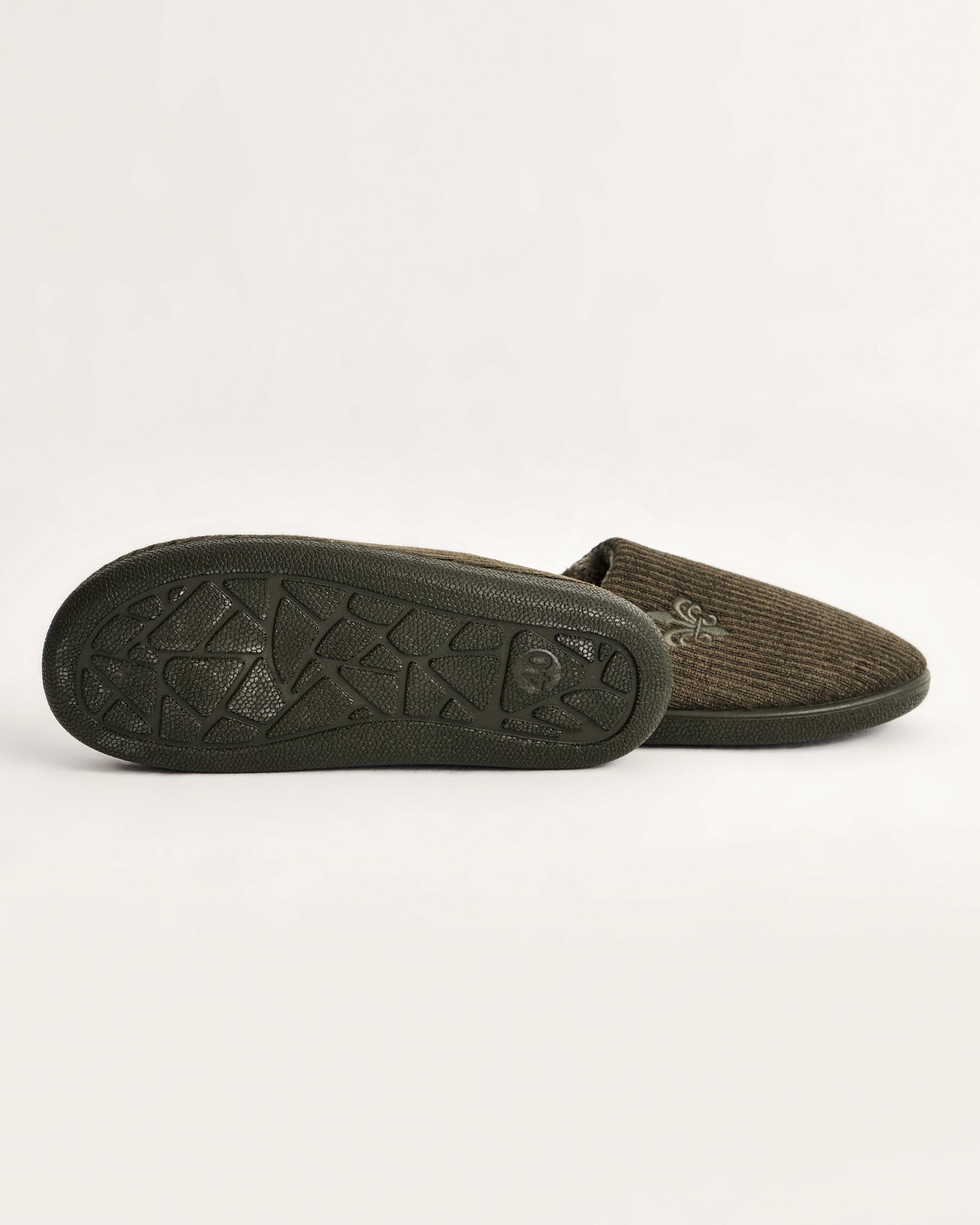 erkek ev terliği,erkek ev içi terlik,erkek ev terliği modelleri,erkek kışlık terlik,erkek yazlık ev terliği,erkek ev terliği fiyatları,evde giyilen erkek terlikleri,rahat erkek ev terliği,konforlu erkek ev terliği