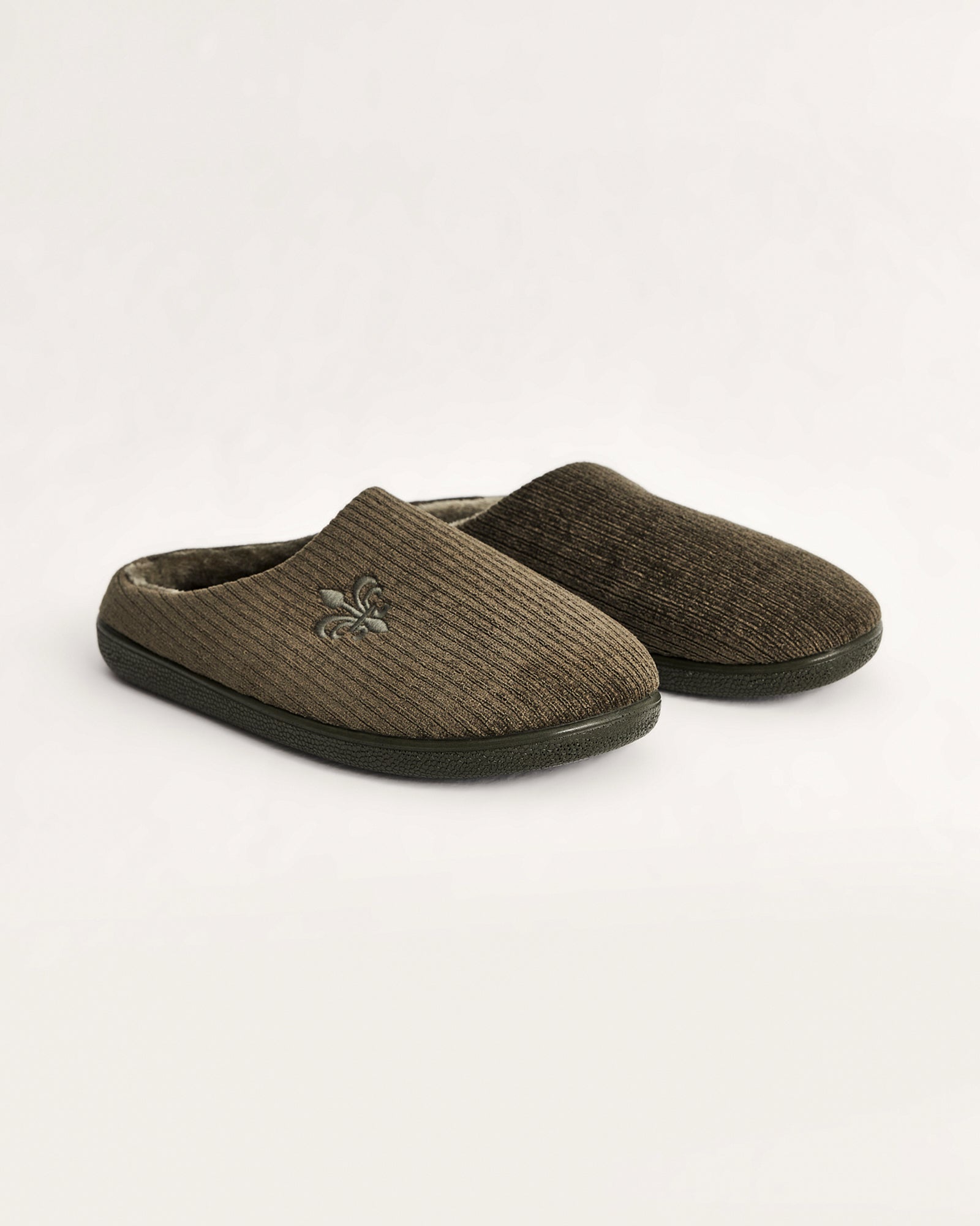 erkek ev terliği,erkek ev içi terlik,erkek ev terliği modelleri,erkek kışlık terlik,erkek yazlık ev terliği,erkek ev terliği fiyatları,evde giyilen erkek terlikleri,rahat erkek ev terliği,konforlu erkek ev terliği