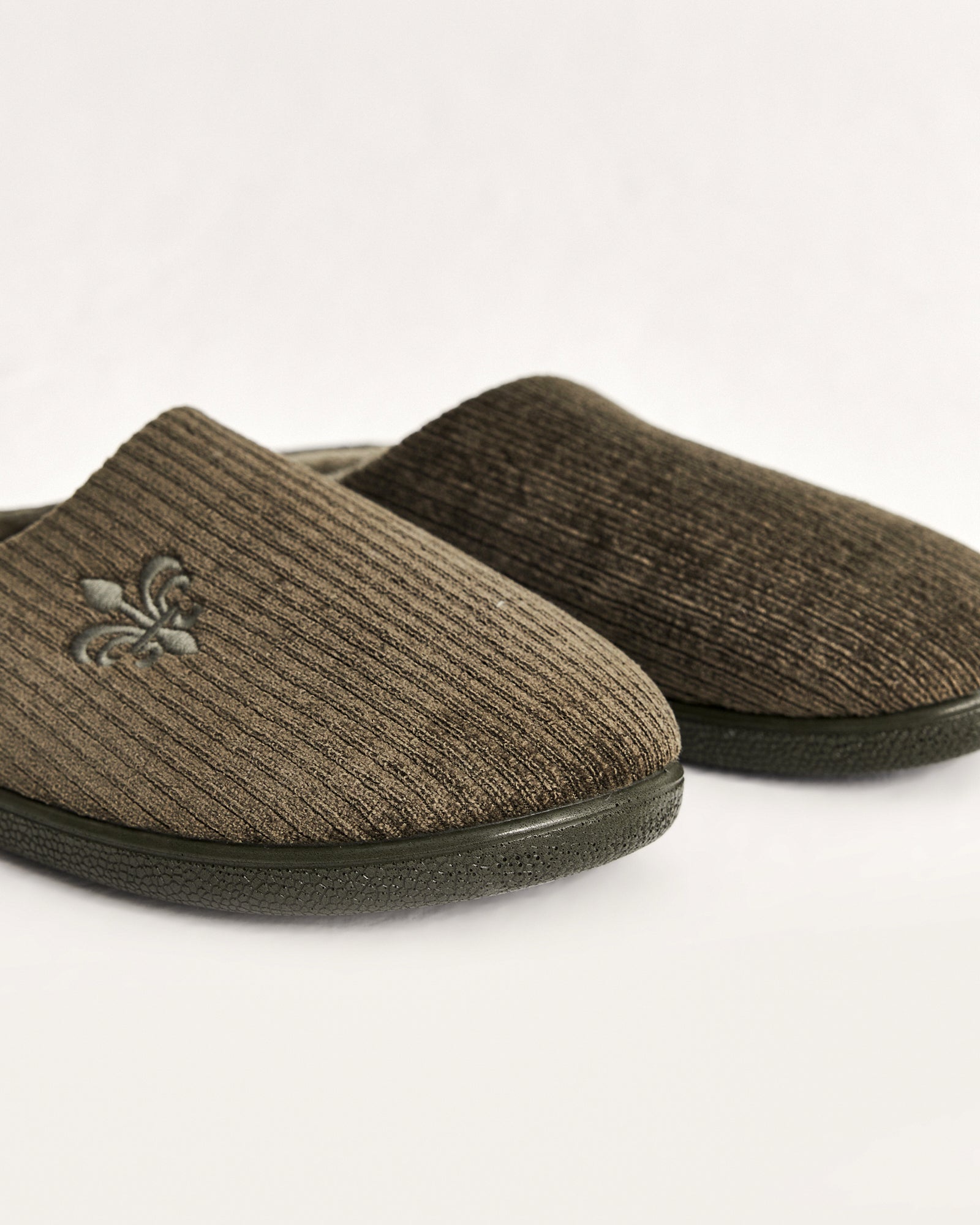 erkek ev terliği,erkek ev içi terlik,erkek ev terliği modelleri,erkek kışlık terlik,erkek yazlık ev terliği,erkek ev terliği fiyatları,evde giyilen erkek terlikleri,rahat erkek ev terliği,konforlu erkek ev terliği