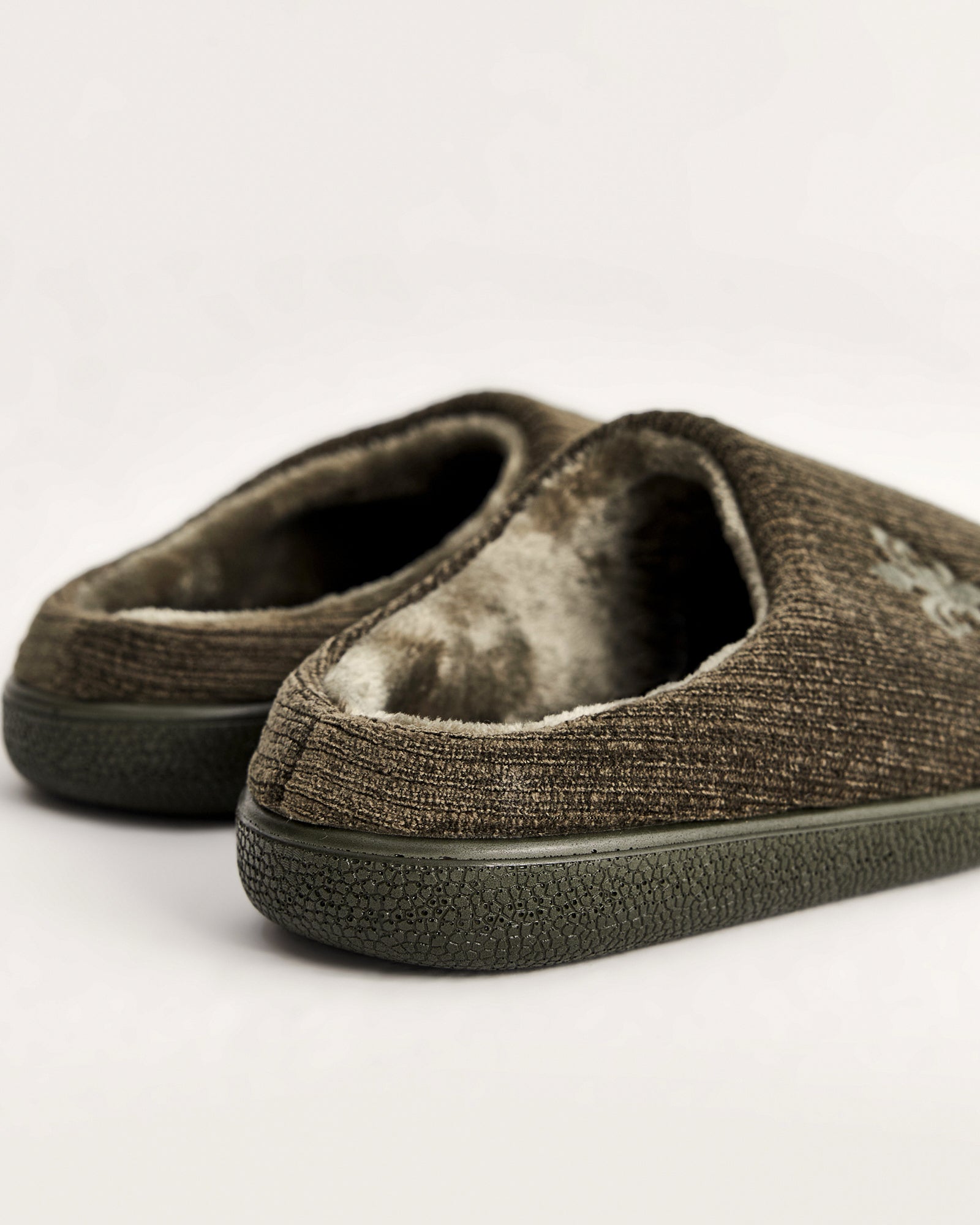 erkek ev terliği,erkek ev içi terlik,erkek ev terliği modelleri,erkek kışlık terlik,erkek yazlık ev terliği,erkek ev terliği fiyatları,evde giyilen erkek terlikleri,rahat erkek ev terliği,konforlu erkek ev terliği