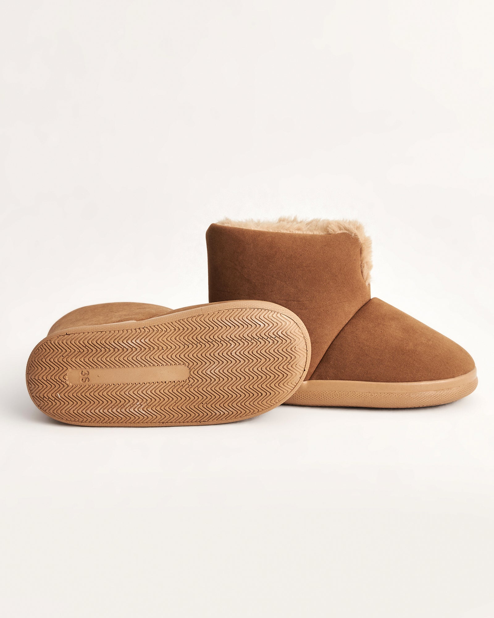 kadın panduf,kadın ev içi panduf,bayan panduf,kadın kışlık panduf,ev için kadın panduf,kadın panduf modelleri,yumuşak kadın panduf,sıcak tutan kadın panduf,kadın ev pandufu,peluş kadın panduf