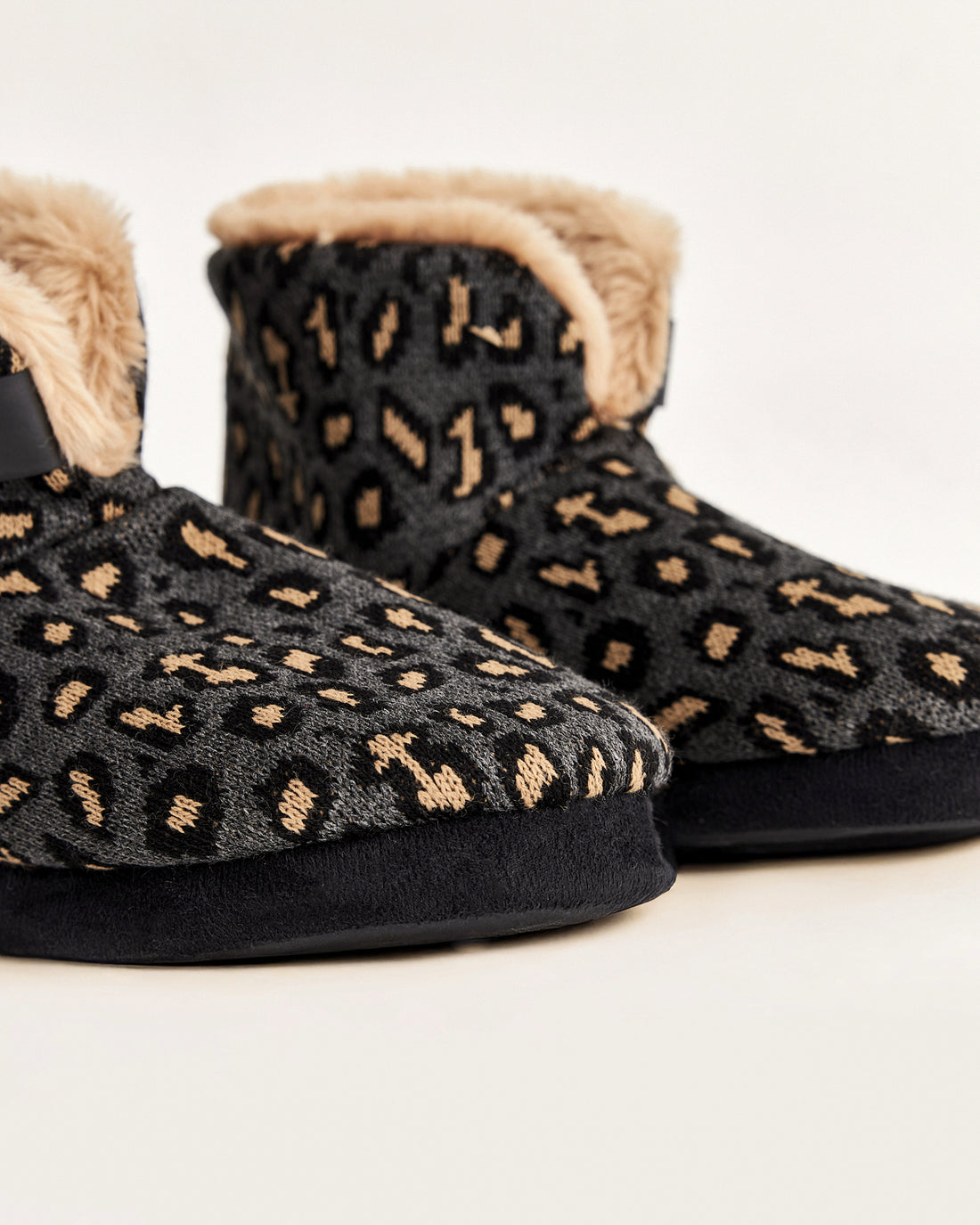 kadın panduf,kadın ev içi panduf,bayan panduf,kadın kışlık panduf,ev için kadın panduf,kadın panduf modelleri,yumuşak kadın panduf,sıcak tutan kadın panduf,kadın ev pandufu,peluş kadın panduf