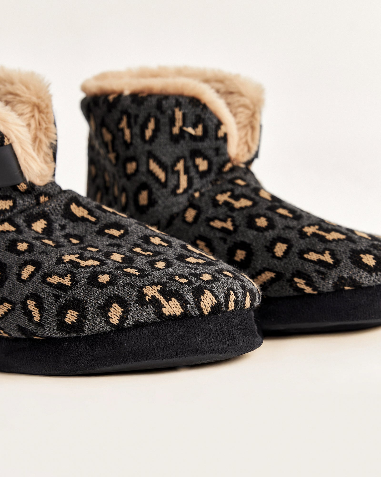 kadın panduf,kadın ev içi panduf,bayan panduf,kadın kışlık panduf,ev için kadın panduf,kadın panduf modelleri,yumuşak kadın panduf,sıcak tutan kadın panduf,kadın ev pandufu,peluş kadın panduf