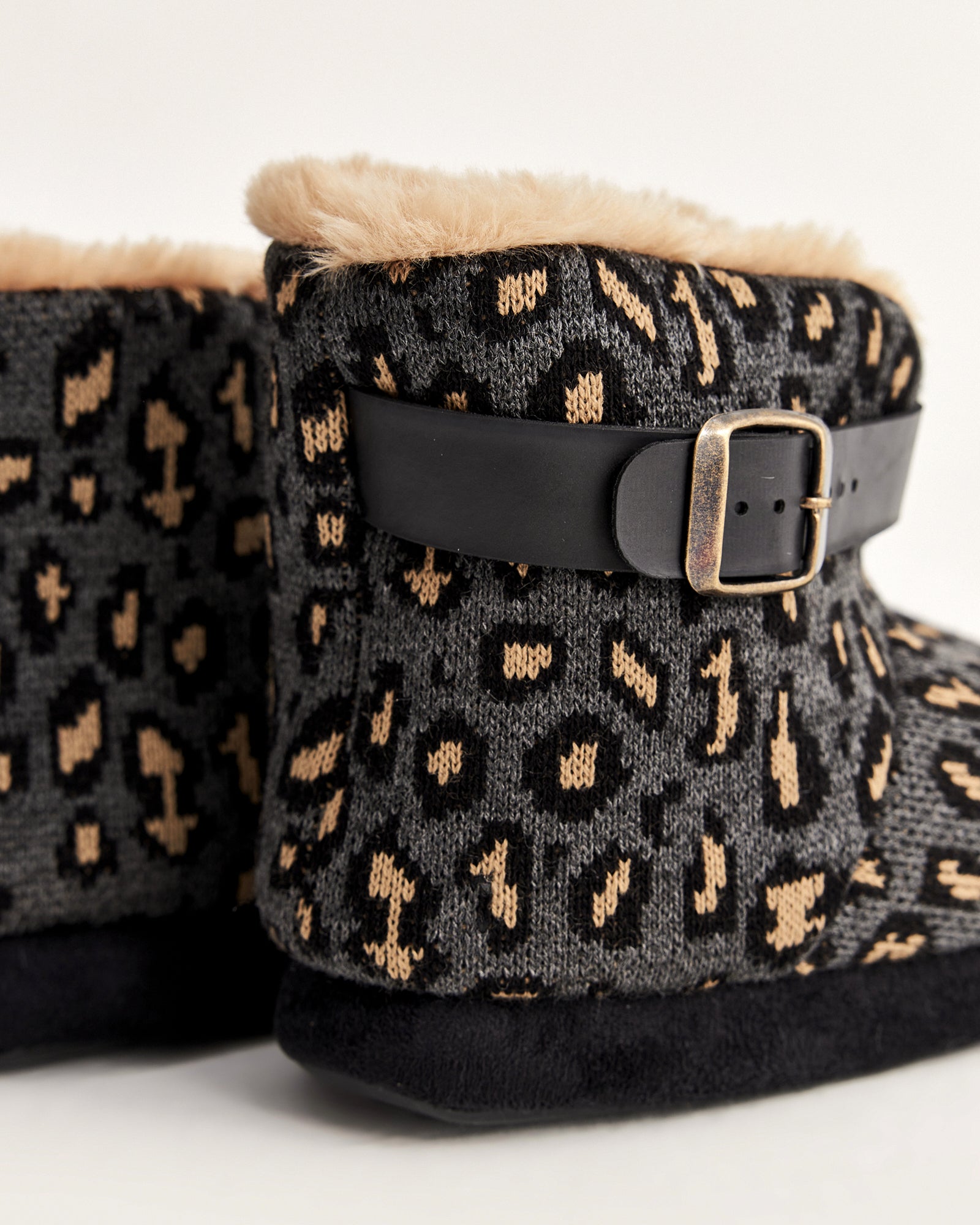 kadın panduf,kadın ev içi panduf,bayan panduf,kadın kışlık panduf,ev için kadın panduf,kadın panduf modelleri,yumuşak kadın panduf,sıcak tutan kadın panduf,kadın ev pandufu,peluş kadın panduf