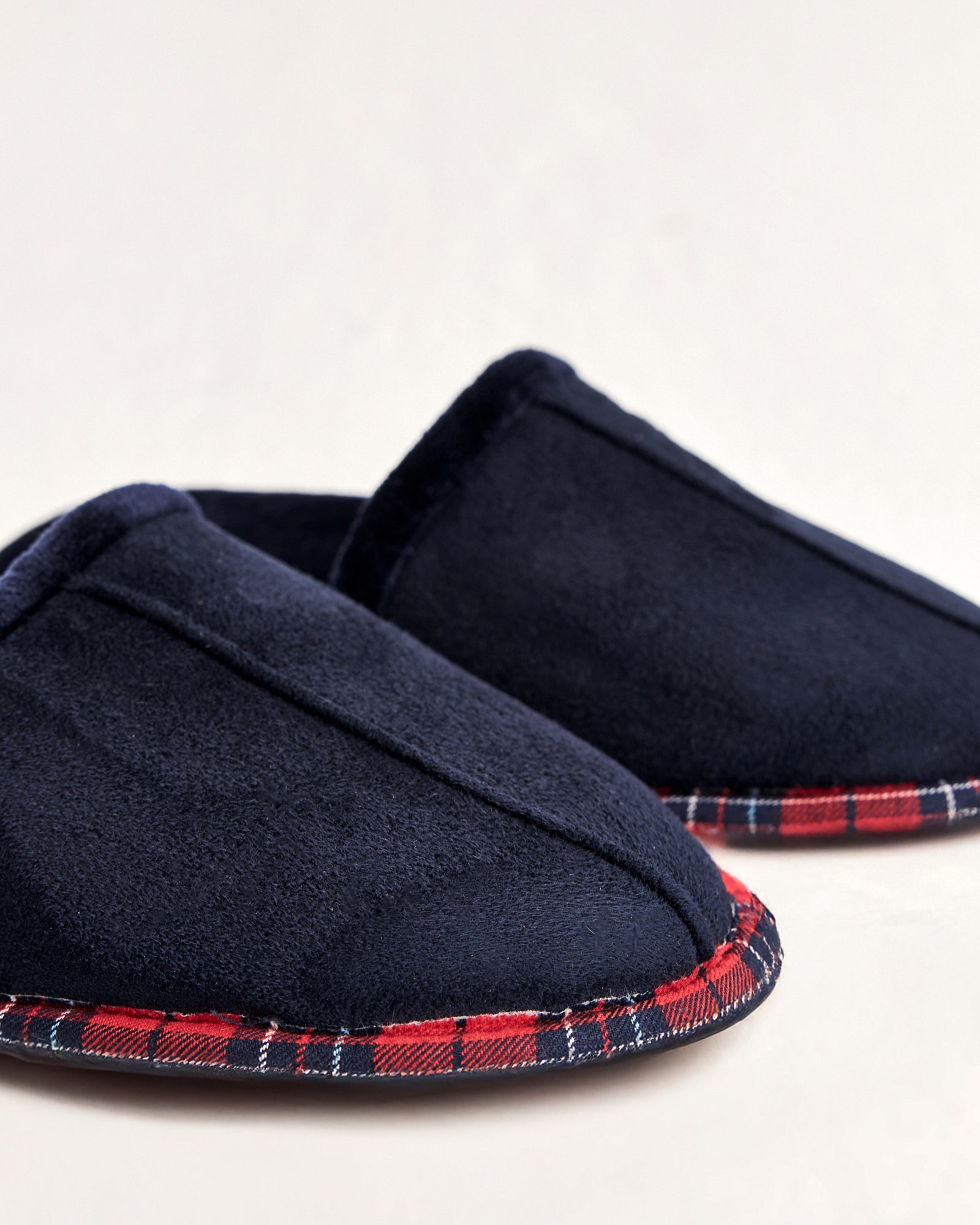 erkek ev terliği,erkek ev içi terlik,erkek ev terliği modelleri,erkek kışlık terlik,erkek yazlık ev terliği,erkek ev terliği fiyatları,evde giyilen erkek terlikleri,rahat erkek ev terliği,konforlu erkek ev terliği