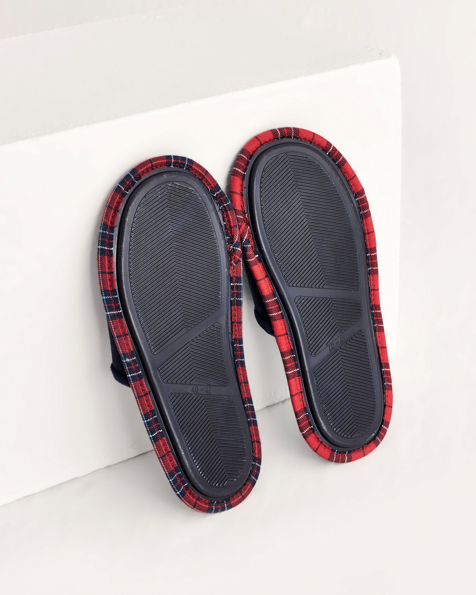 erkek ev terliği,erkek ev içi terlik,erkek ev terliği modelleri,erkek kışlık terlik,erkek yazlık ev terliği,erkek ev terliği fiyatları,evde giyilen erkek terlikleri,rahat erkek ev terliği,konforlu erkek ev terliği