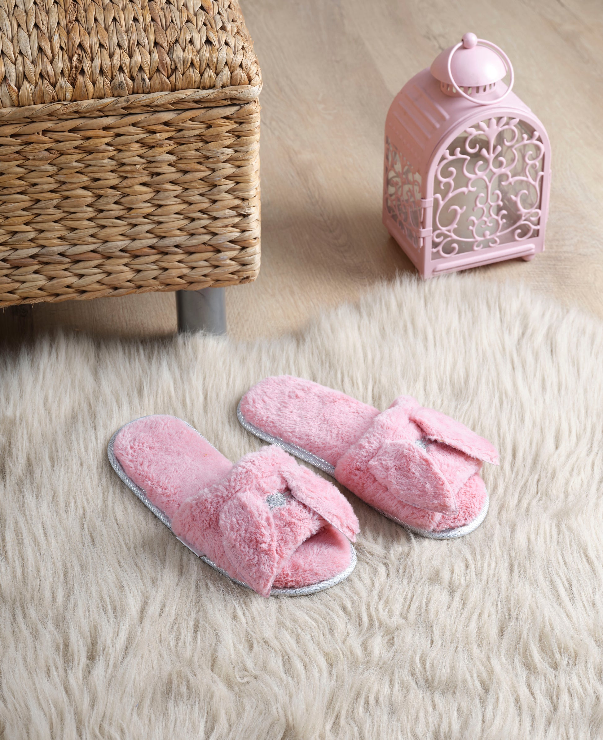 kadın ev terliği,kadın ev içi terlik,bayan ev terliği,kadın kışlık terlik,kadın yazlık terlik,evde giyilen kadın terlikleri,kadın konforlu terlik,rahat kadın ev terliği,kaymaz taban kadın terlik,kapalı kadın ev terliği