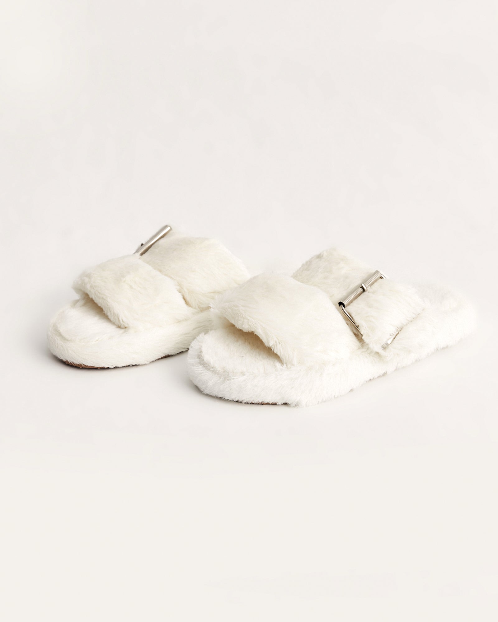 kadın ev terliği,kadın ev içi terlik,bayan ev terliği,kadın kışlık terlik,kadın yazlık terlik,evde giyilen kadın terlikleri,kadın konforlu terlik,rahat kadın ev terliği,kaymaz taban kadın terlik,kapalı kadın ev terliği