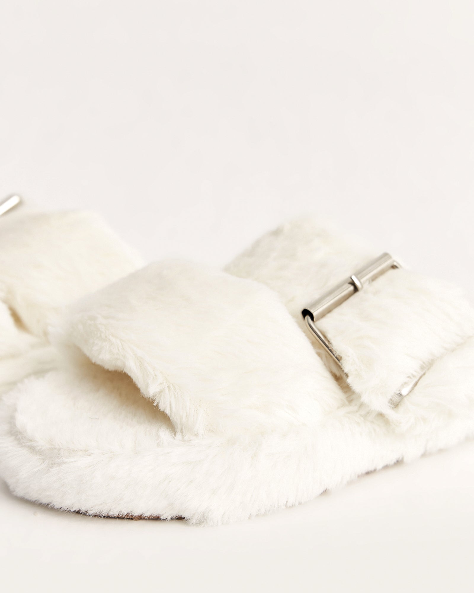 kadın ev terliği,kadın ev içi terlik,bayan ev terliği,kadın kışlık terlik,kadın yazlık terlik,evde giyilen kadın terlikleri,kadın konforlu terlik,rahat kadın ev terliği,kaymaz taban kadın terlik,kapalı kadın ev terliği