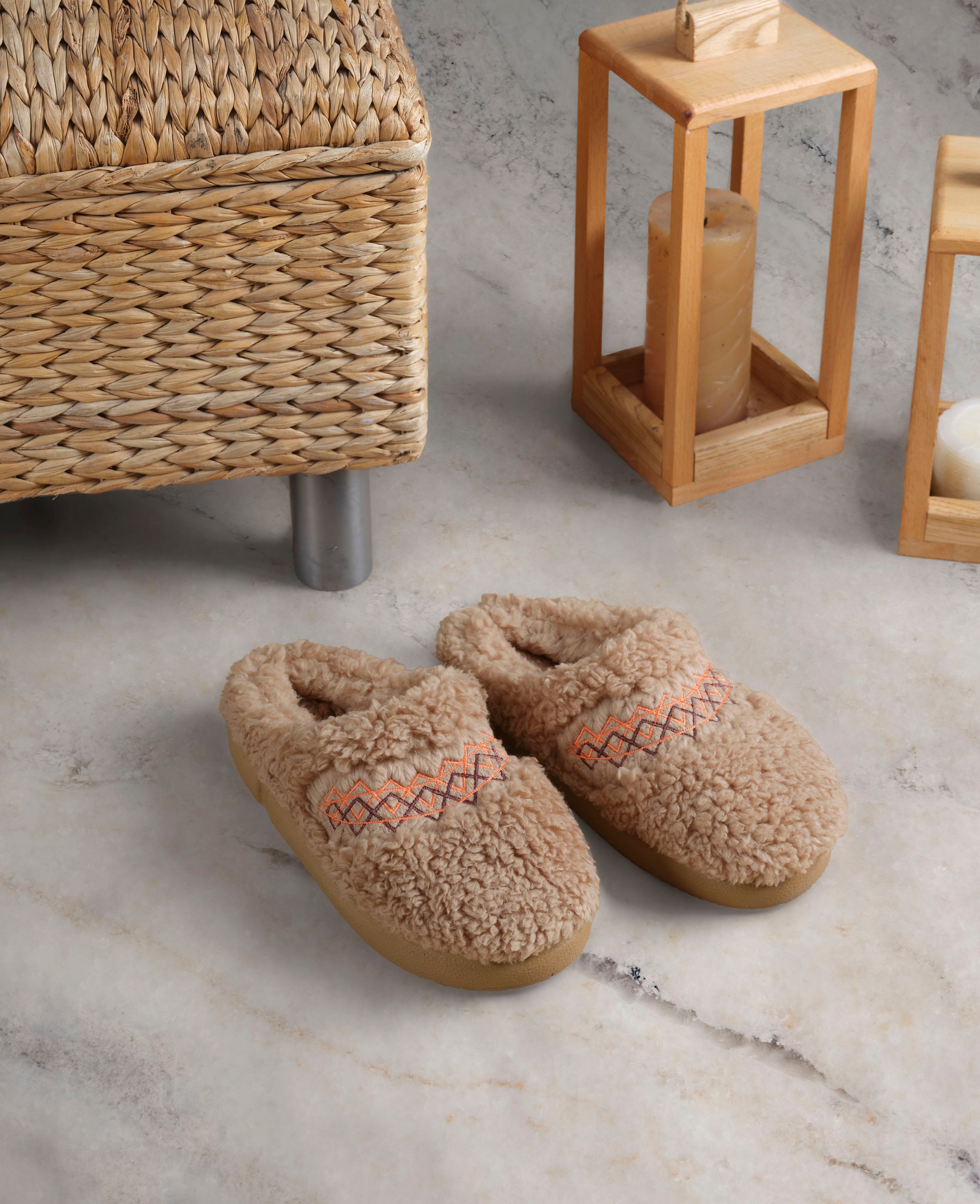 kadın ev terliği,kadın ev içi terlik,bayan ev terliği,kadın kışlık terlik,kadın yazlık terlik,evde giyilen kadın terlikleri,kadın konforlu terlik,rahat kadın ev terliği,kaymaz taban kadın terlik,kapalı kadın ev terliği