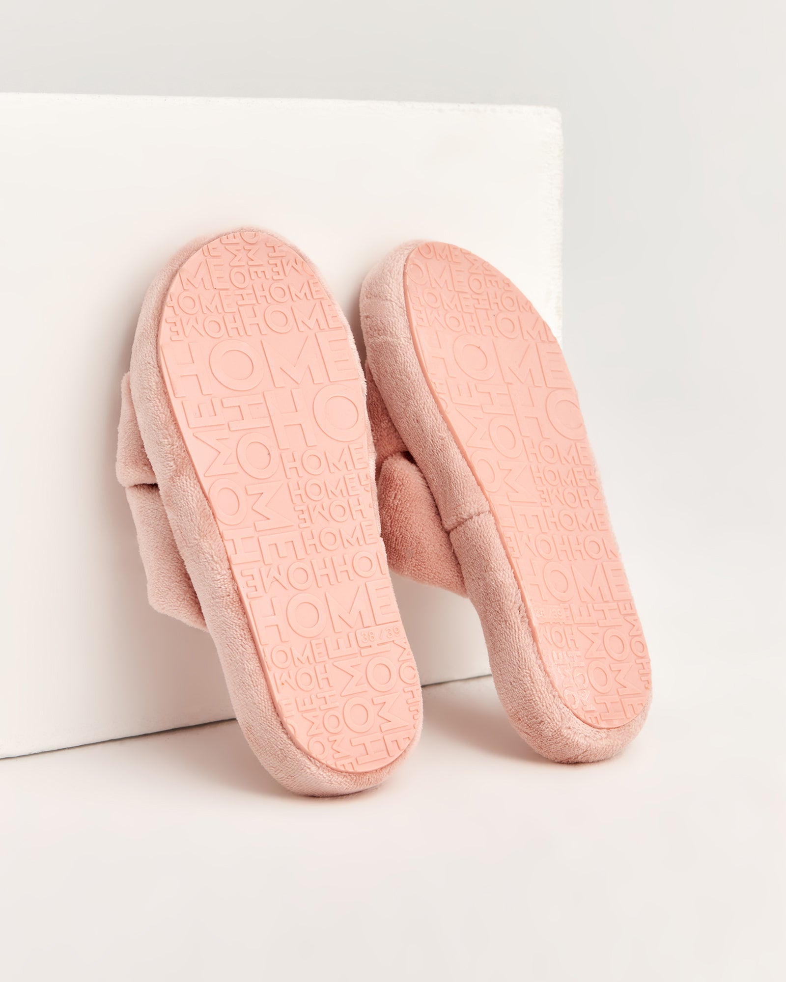 kadın ev terliği,kadın ev içi terlik,bayan ev terliği,kadın kışlık terlik,kadın yazlık terlik,evde giyilen kadın terlikleri,kadın konforlu terlik,rahat kadın ev terliği,kaymaz taban kadın terlik,kapalı kadın ev terliği