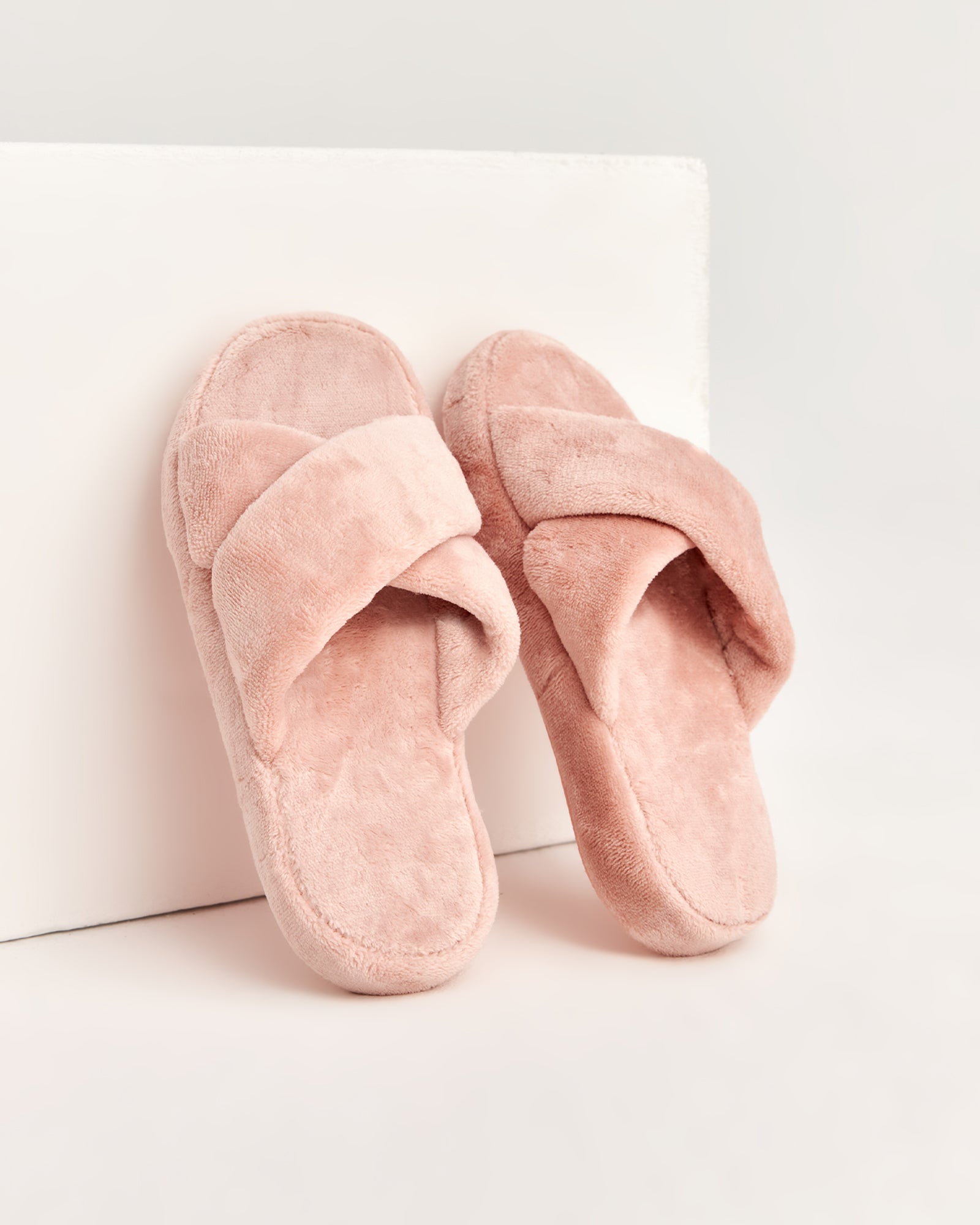 kadın ev terliği,kadın ev içi terlik,bayan ev terliği,kadın kışlık terlik,kadın yazlık terlik,evde giyilen kadın terlikleri,kadın konforlu terlik,rahat kadın ev terliği,kaymaz taban kadın terlik,kapalı kadın ev terliği